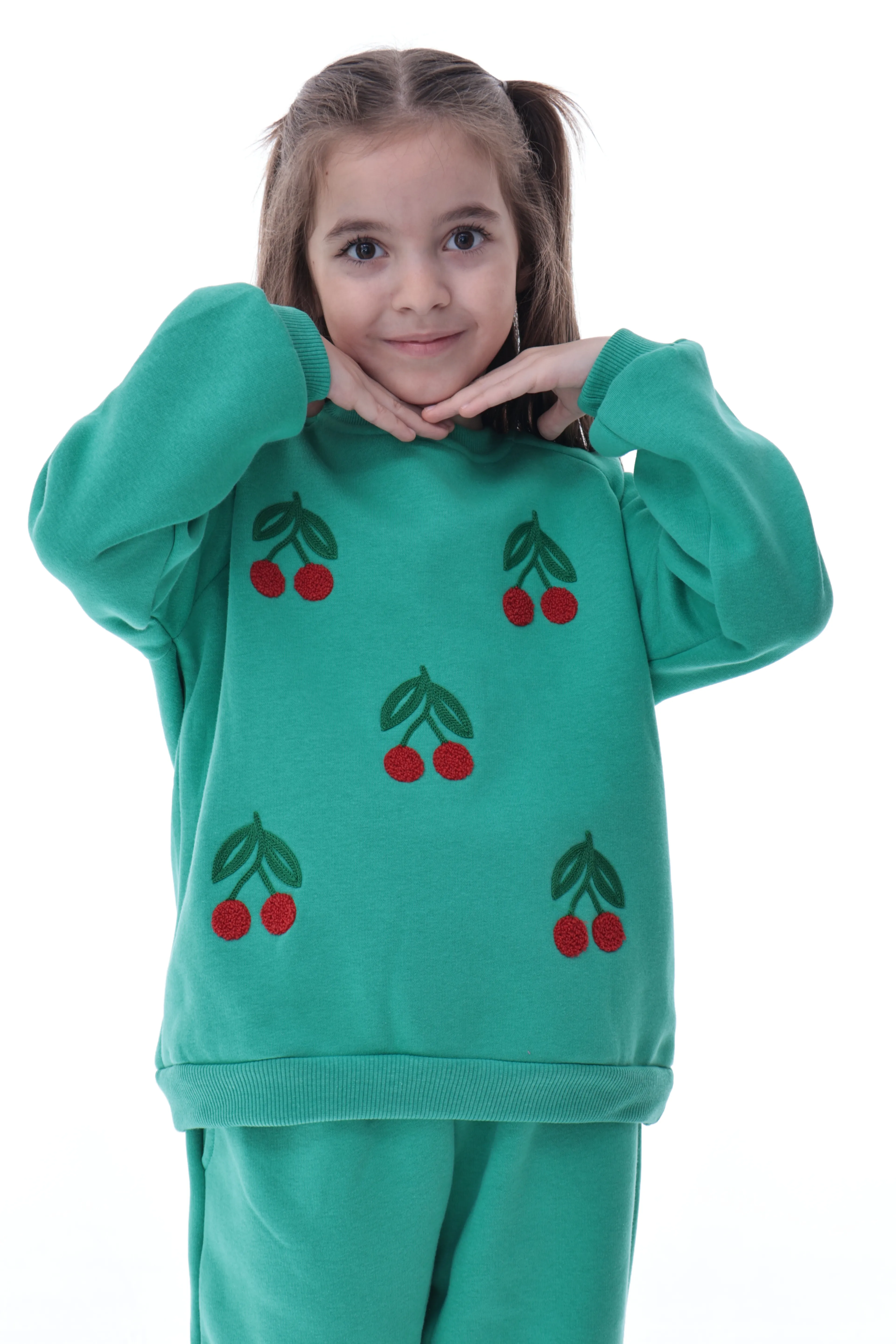 %100 Pamuk Kız Çocuk Eşofman Takımı – Kiraz Desenli, Yumuşak ve Nefes Alabilen Kumaş