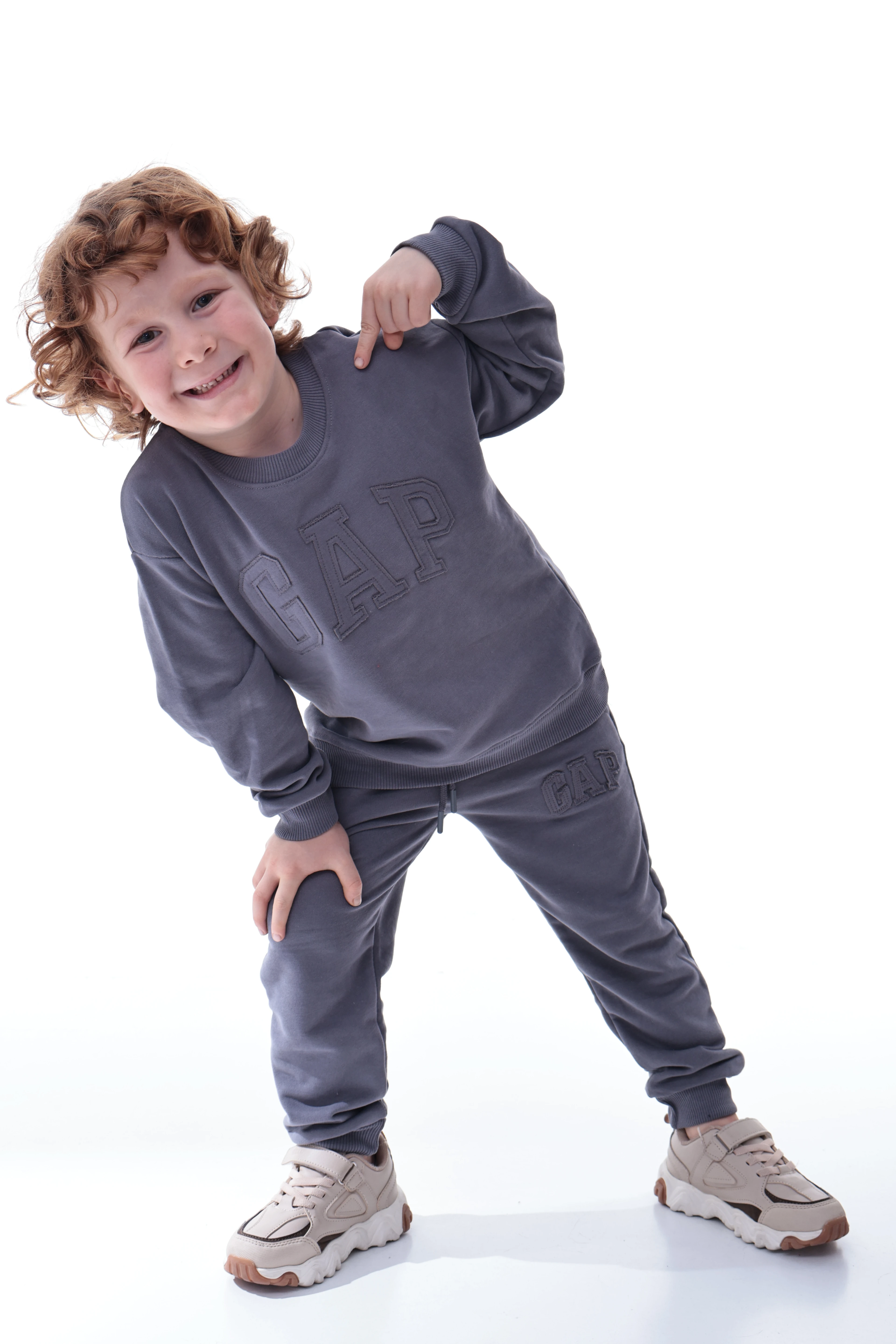 Erkek Çocuk Kabartma Yazılı Polar Eşofman Takımı – Rahat ve Yumuşak Kumaş