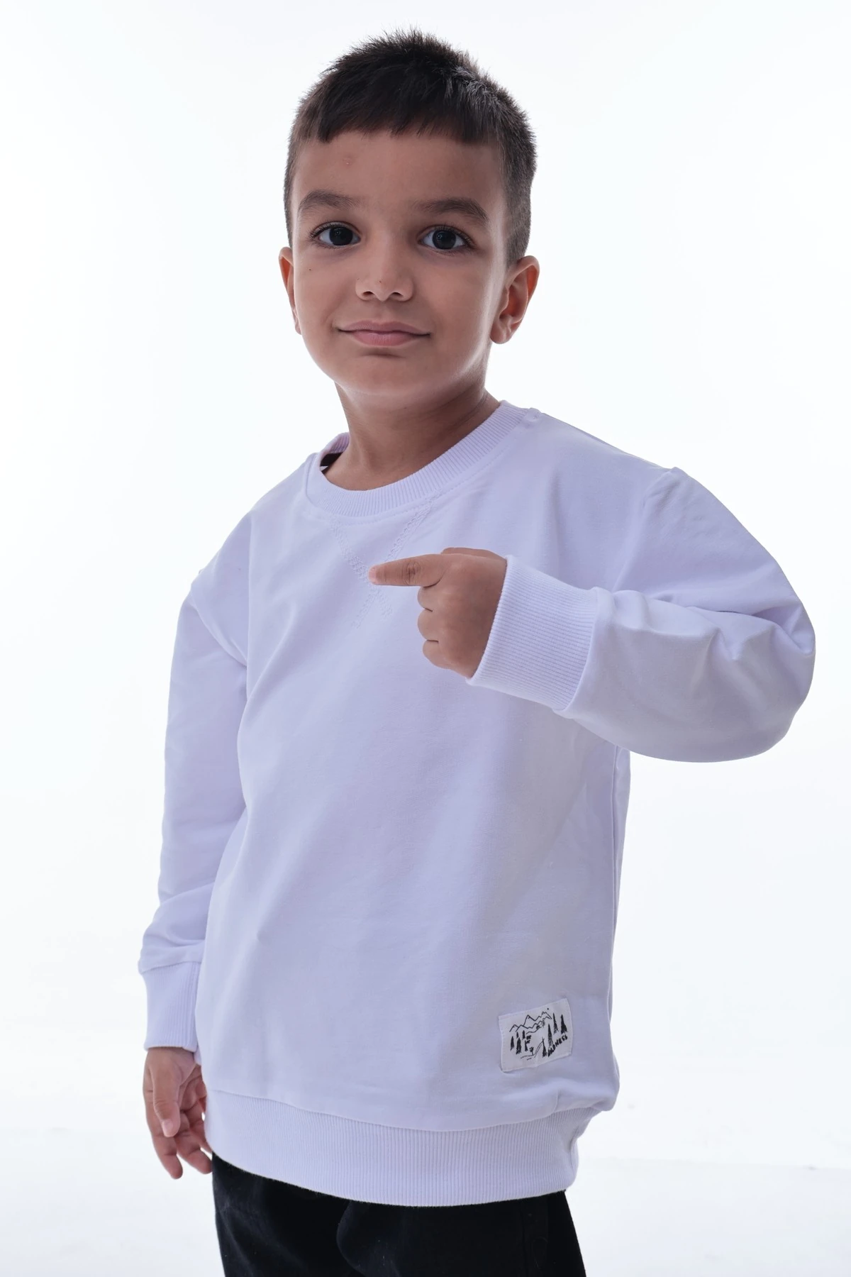 Erkek Çocuk Beyaz Sweatshirt – %100 Pamuk, Yumuşak Kumaş, Rahat Kalıp, Günlük Spor Stil