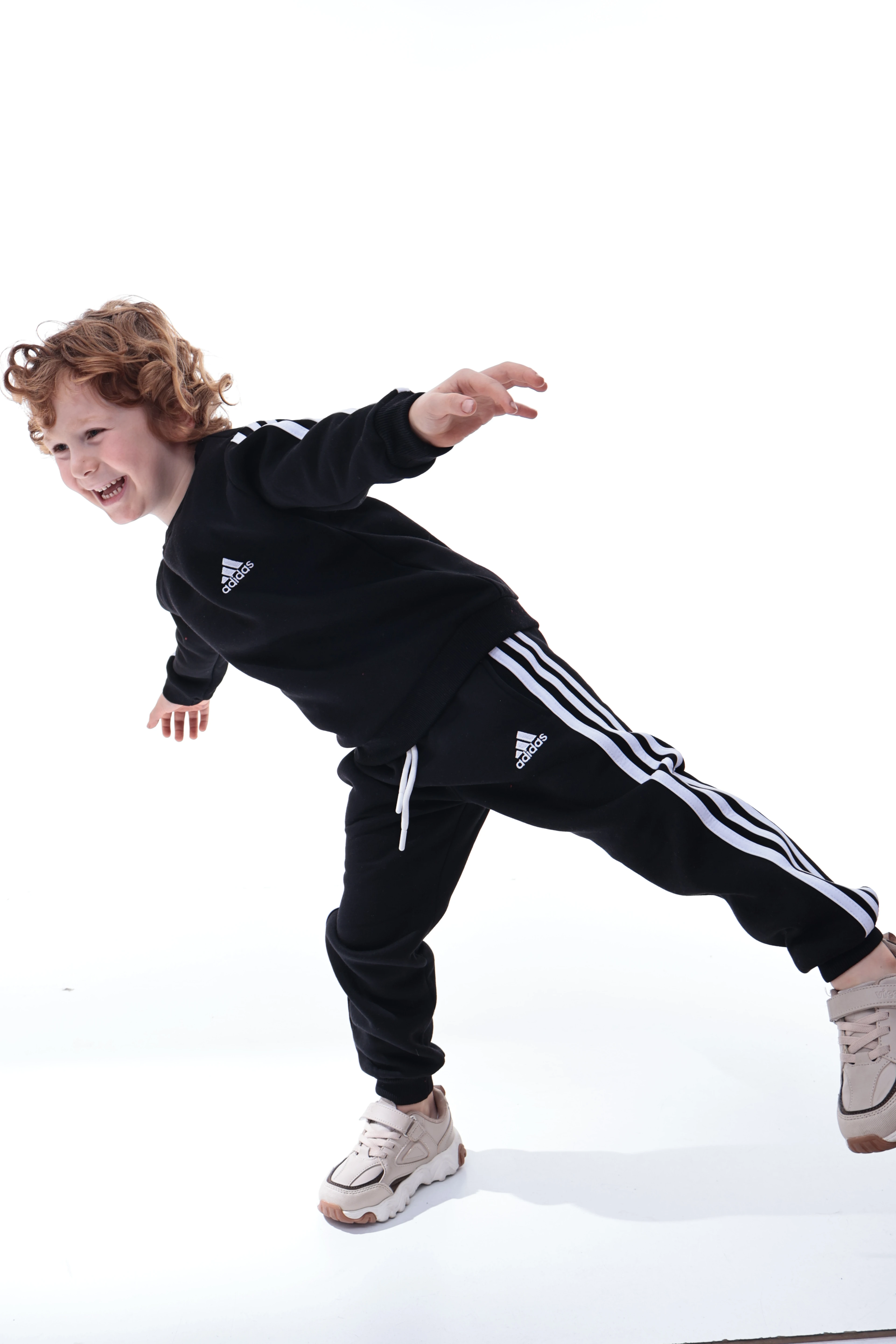 Erkek Çocuk Şeritli Polar Eşofman Takımı – Rahat ve Yumuşak Kumaş