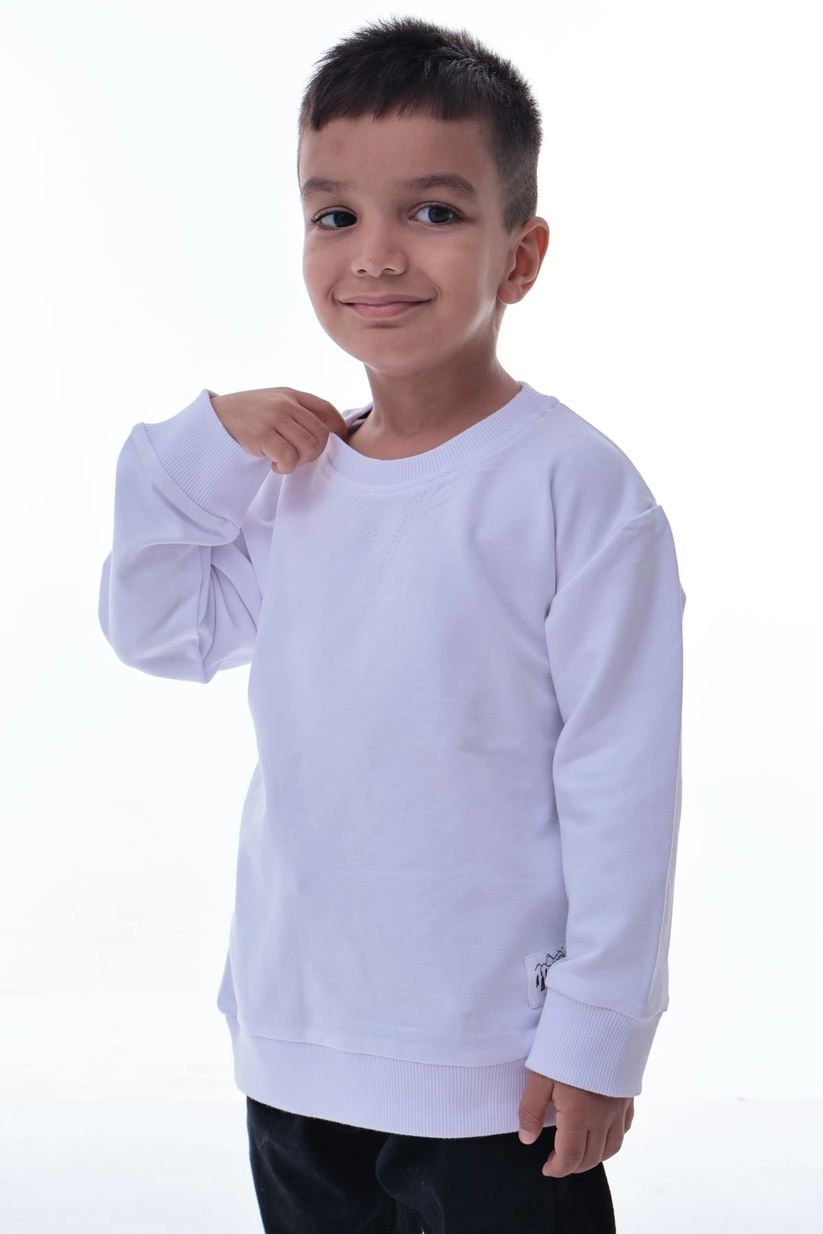 Erkek Çocuk Beyaz Sweatshirt – %100 Pamuk, Yumuşak Kumaş, Rahat Kalıp, Günlük Spor Stil