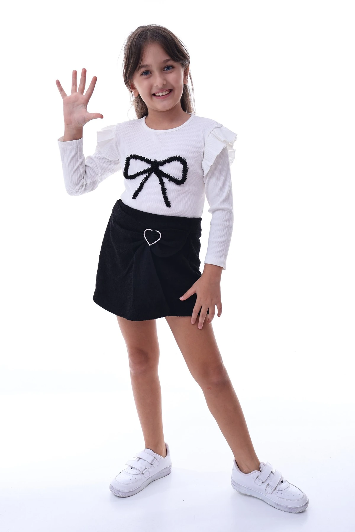 Kız Çocuk Fiyonklu Bluz ve Kalp Tokalı Siyah Etek Takımı – Şık Pamuklu Günlük Kız Çocuk Takım