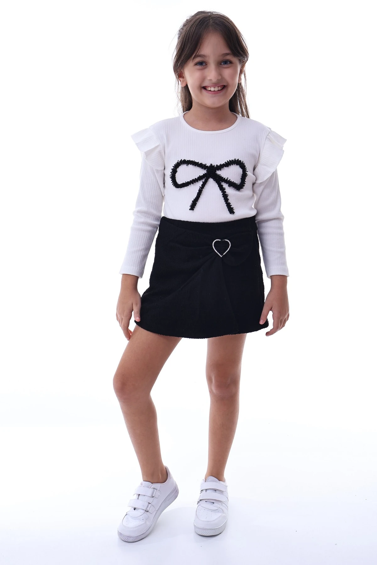 Kız Çocuk Fiyonklu Bluz ve Kalp Tokalı Siyah Etek Takımı – Şık Pamuklu Günlük Kız Çocuk Takım