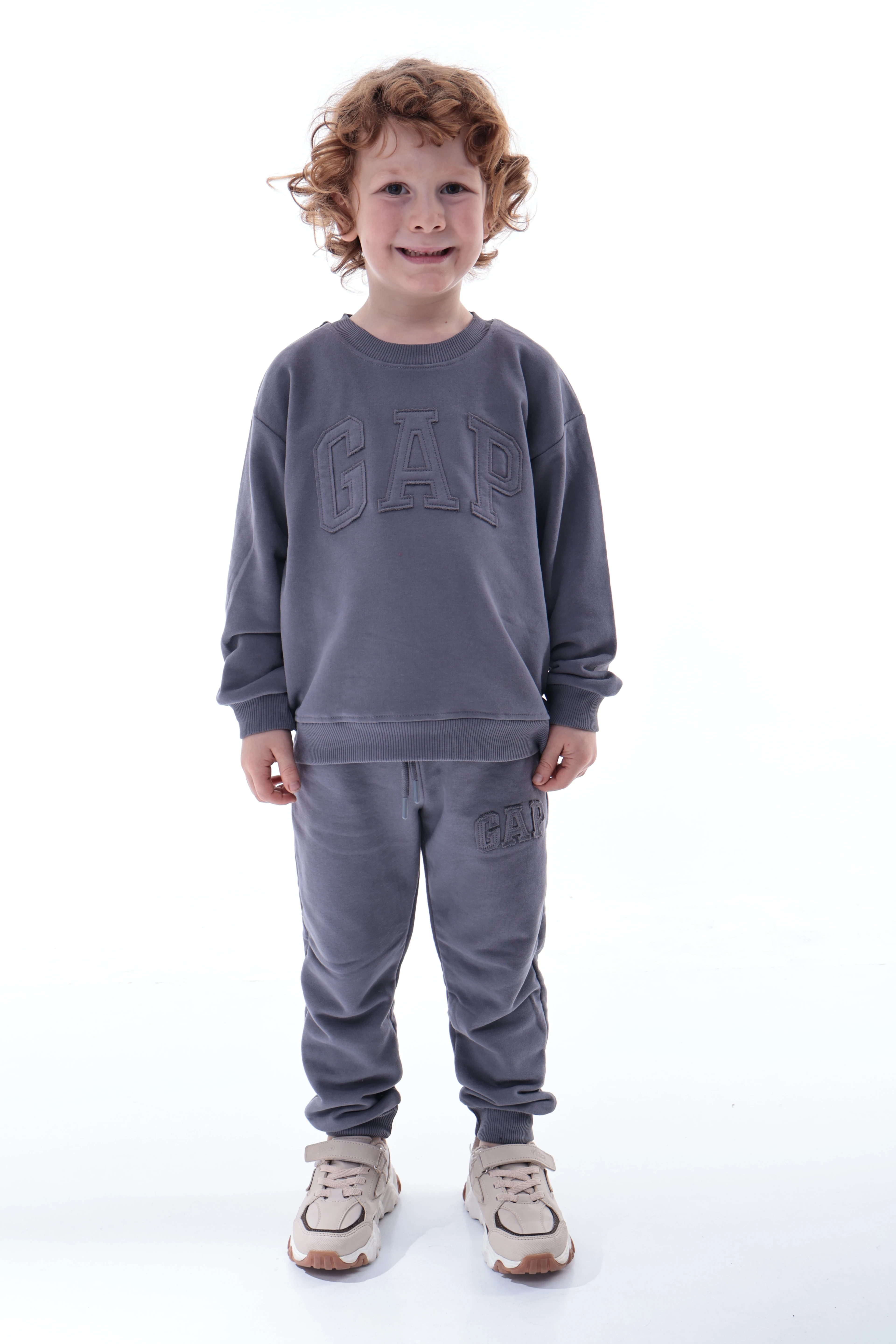 Erkek Çocuk Kabartma Yazılı Polar Eşofman Takımı – Rahat ve Yumuşak Kumaş