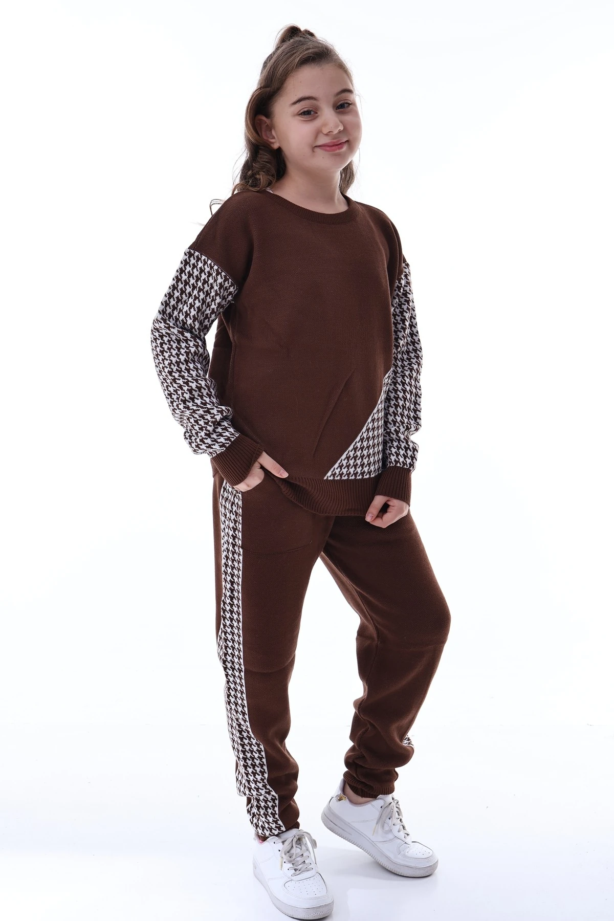 Kız Çocuk Kaz Ayağı Desenli Triko Takım – Kışlık Şık ve Rahat Günlük Kombin