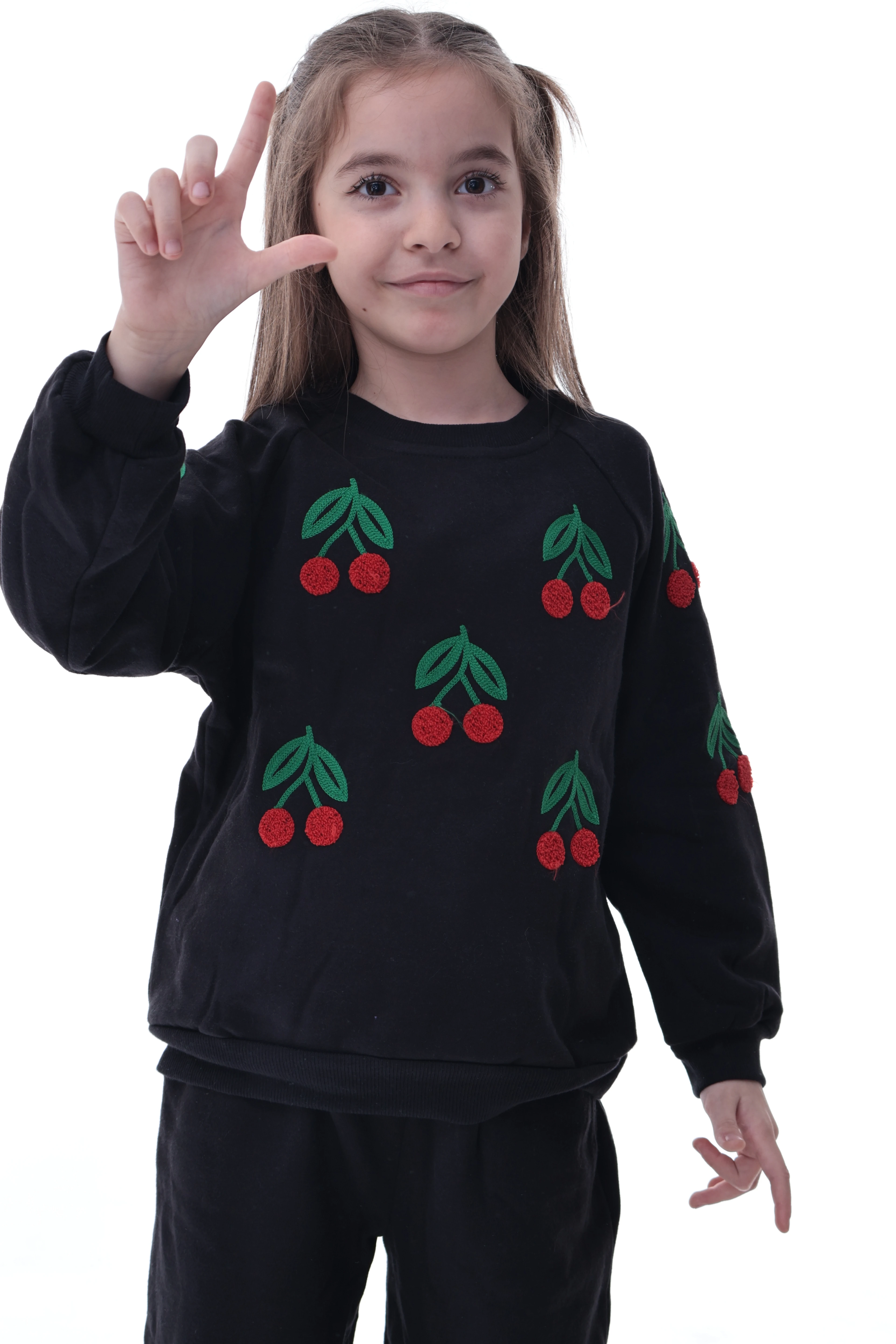 %100 Pamuk Kız Çocuk Eşofman Takımı – Kiraz Desenli, Yumuşak ve Nefes Alabilen Kumaş – 2–8 Yaş