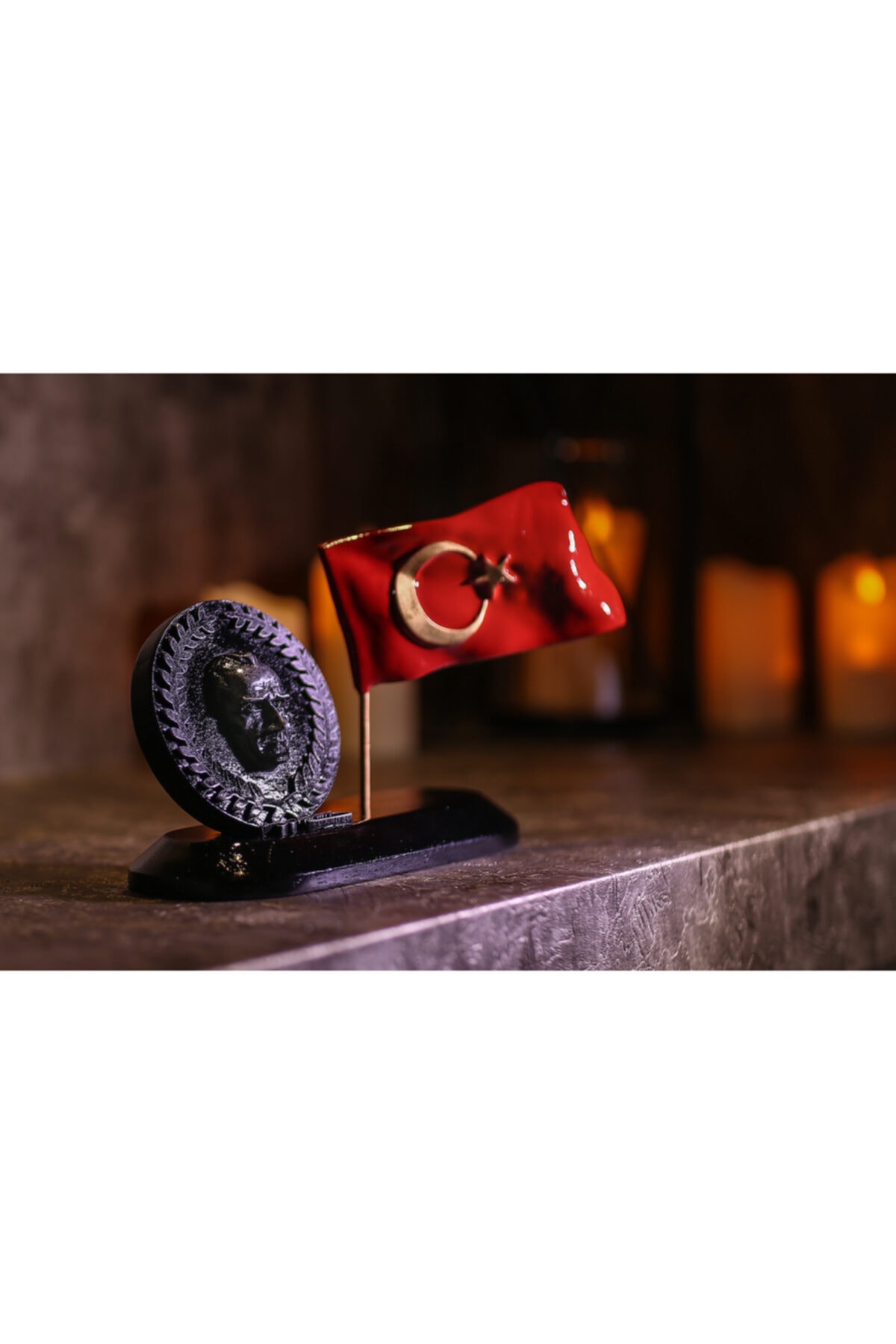 Çelenk Içinde Atatürk Temalı Masa Üstü Biblo