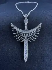 Kanat ve Kılıçlı Taşlı Kolye 1