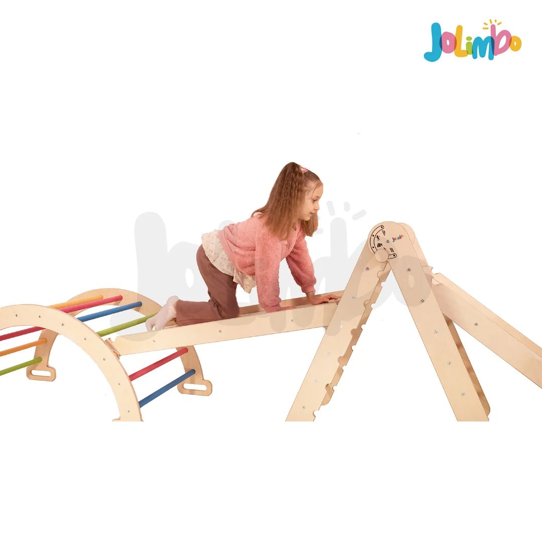 Ahşap detayıyla meşgul küçük eller