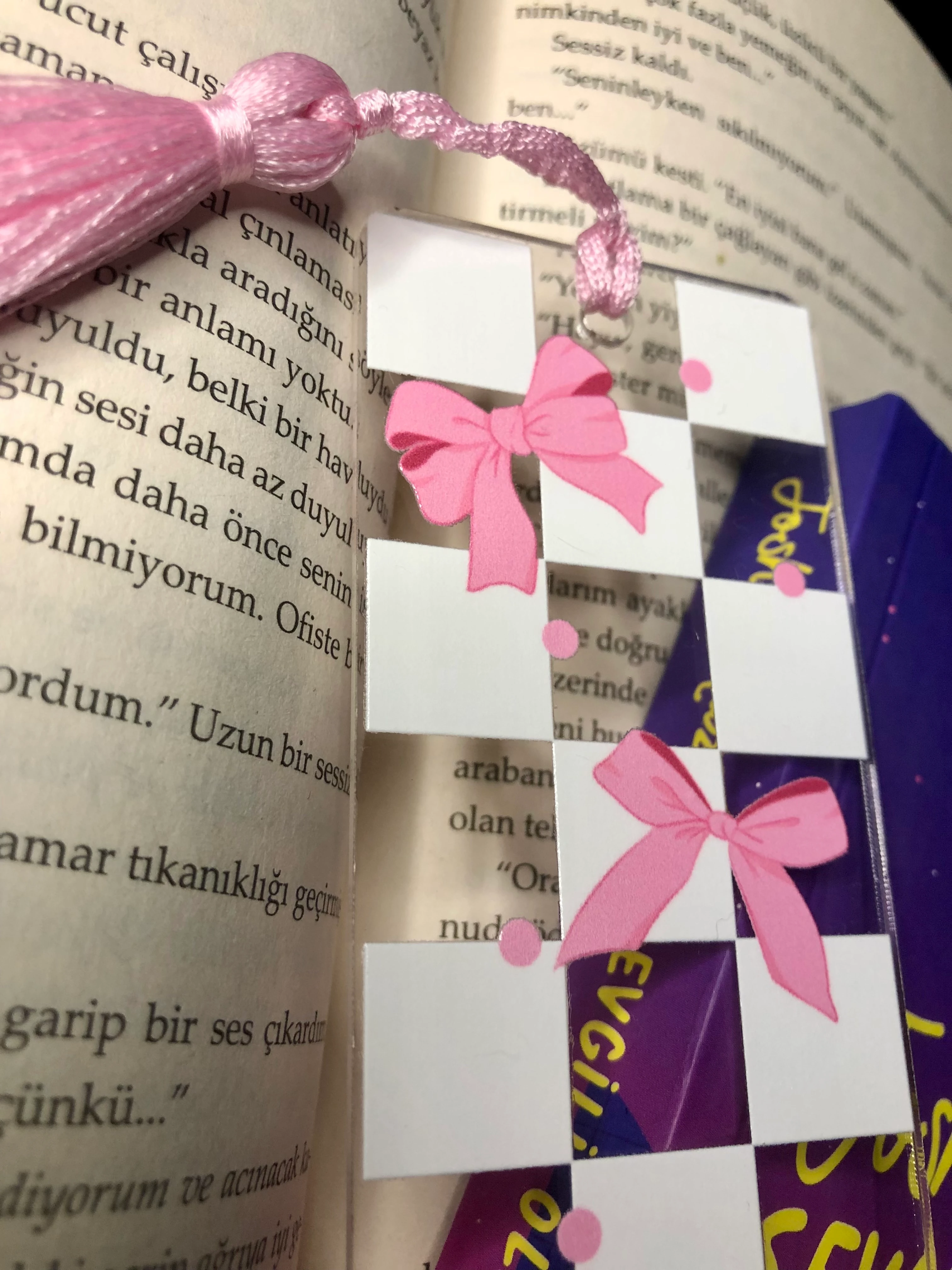 Kurdeleler Pleksi Kitap Ayracı