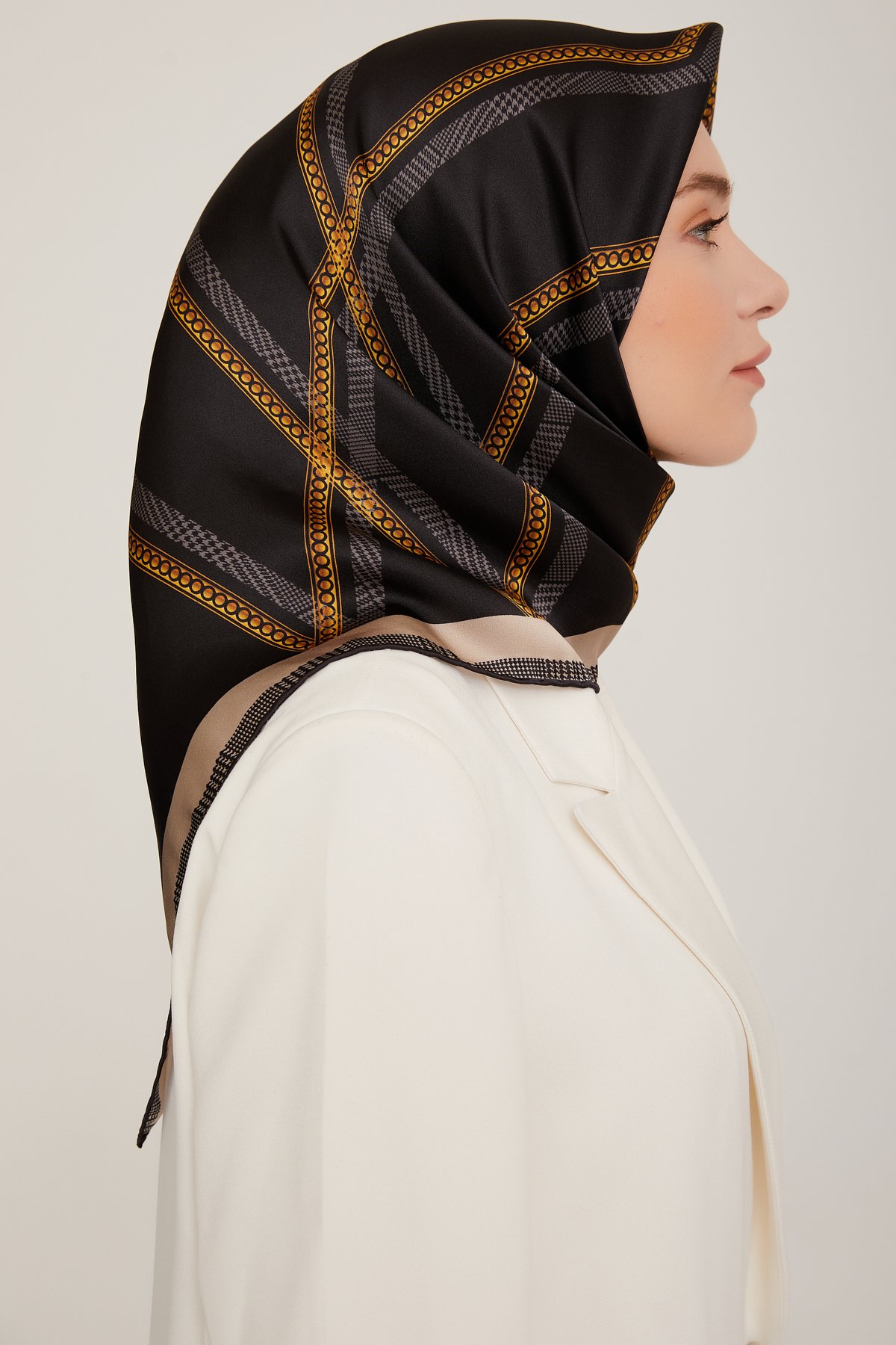 Armine Nostalji Serisi Twill İpek Eşarp 8833D-09 - SİYAH-GOLD