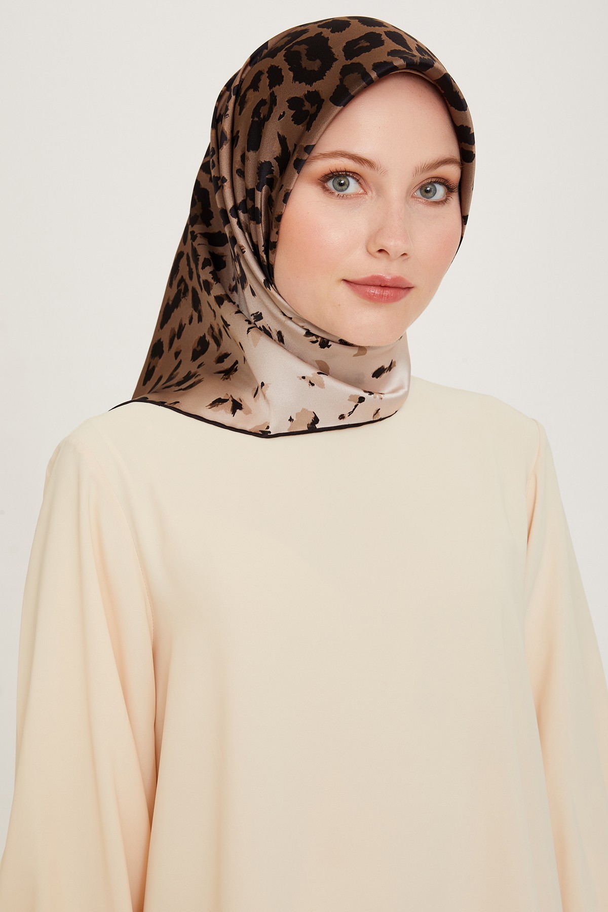 Armine Nostalji Serisi İpek Twill Eşarp 9249D-03