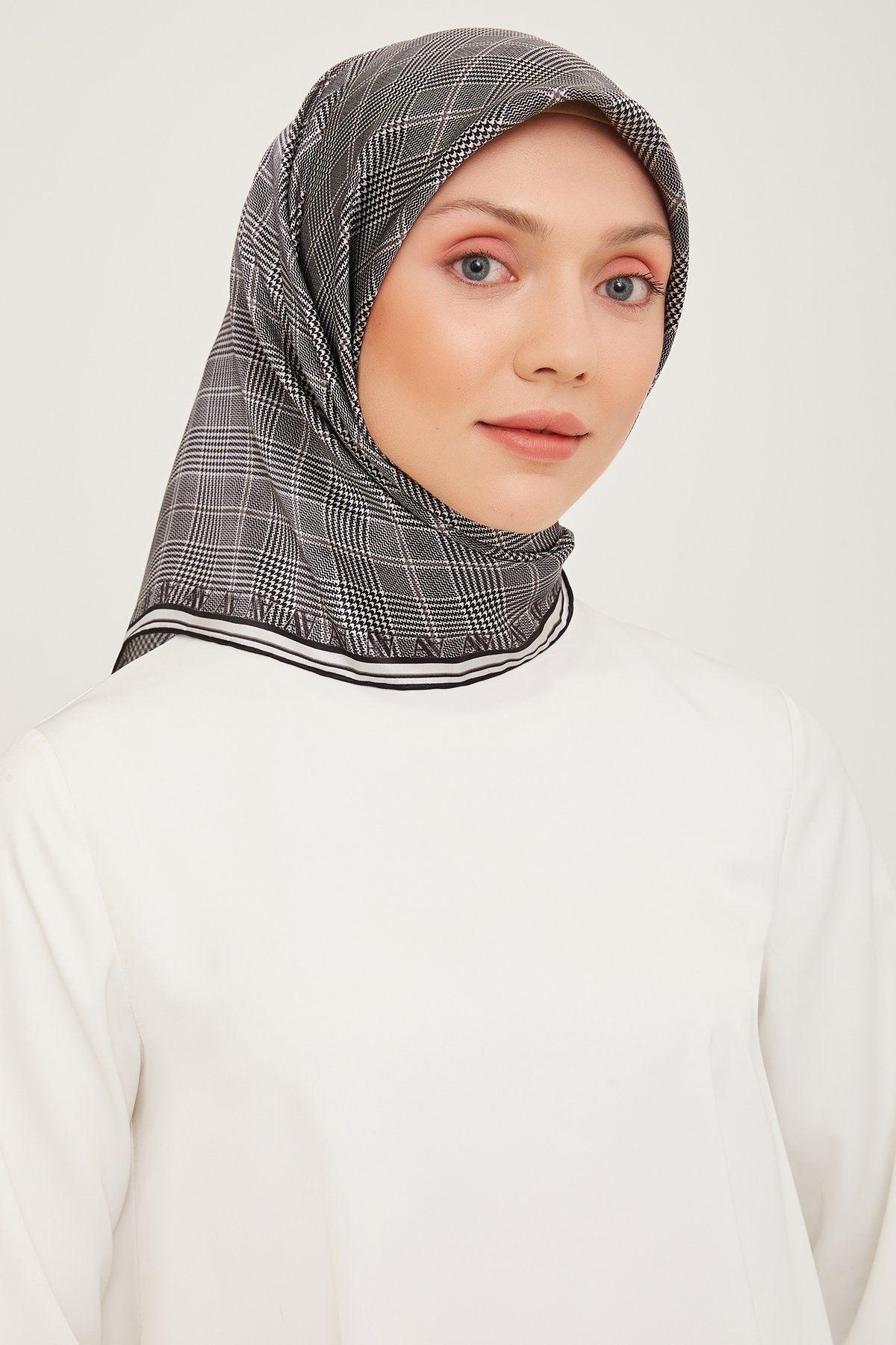 Armine Nostalji Serisi Sura İpek Eşarp 9029DS-05