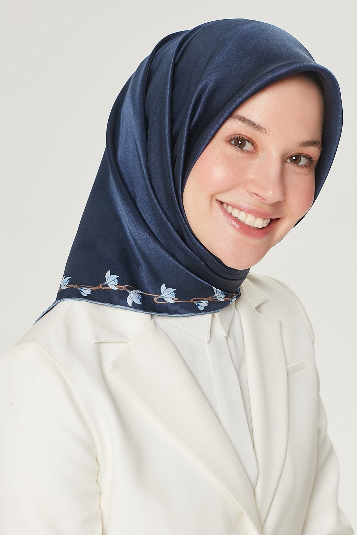 Armine Nostalji Serisi İpek Twill Eşarp 8553D-80
