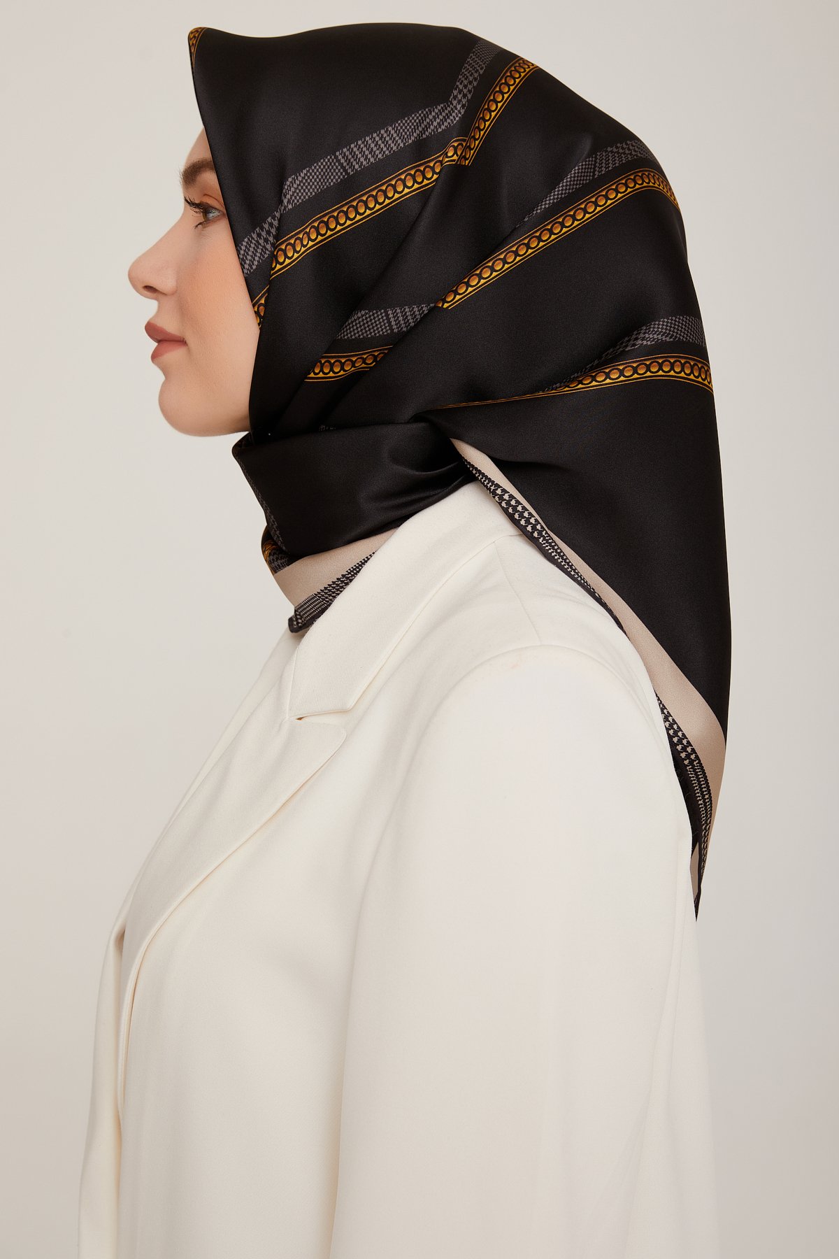 Armine Nostalji Serisi Twill İpek Eşarp 8833D-09 - SİYAH-GOLD