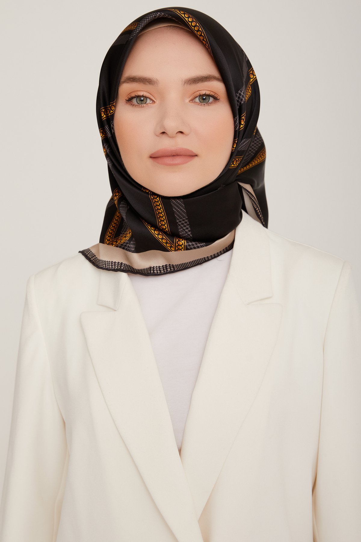 Armine Nostalji Serisi Twill İpek Eşarp 8833D-09 - SİYAH-GOLD