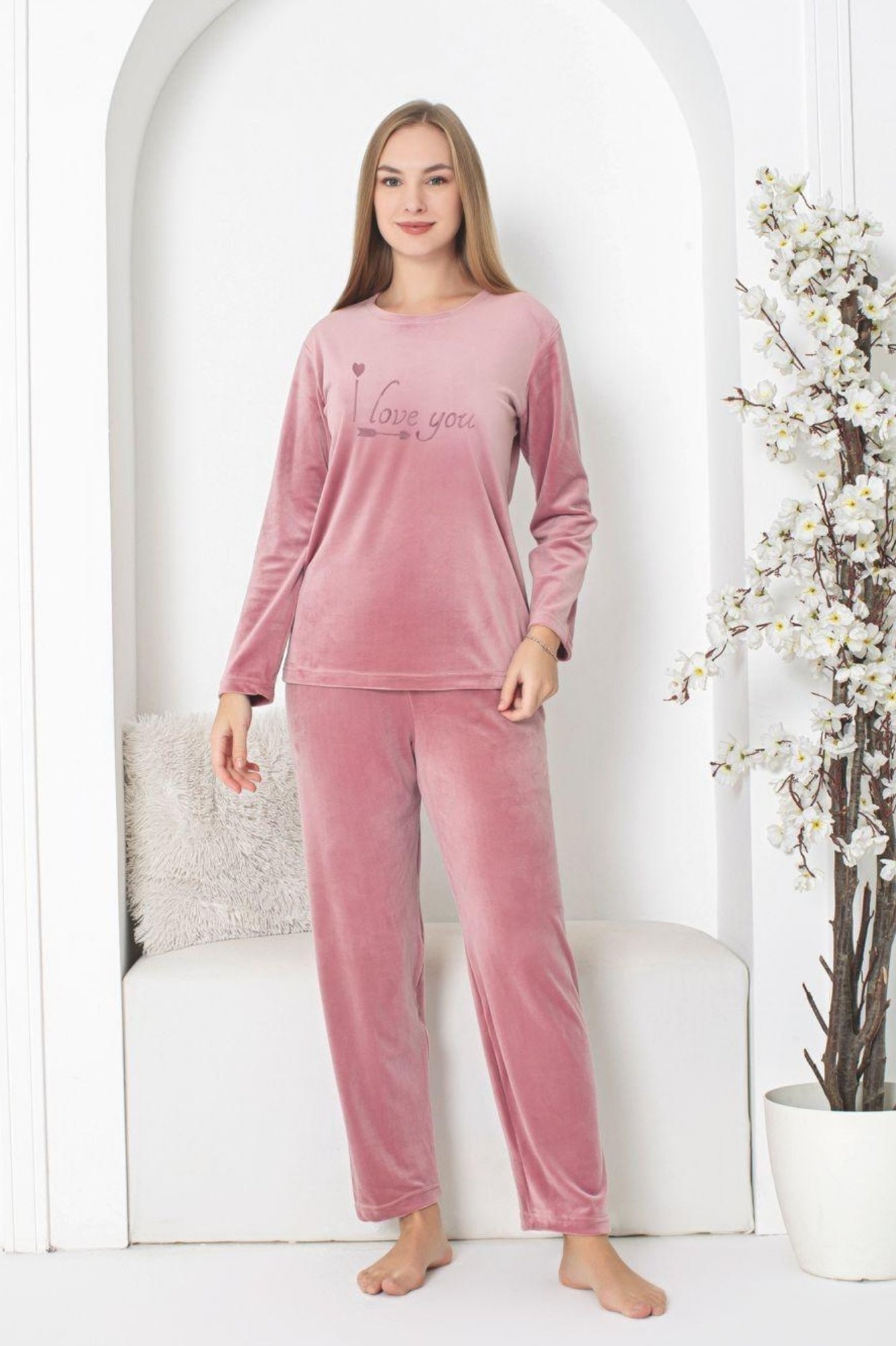 Dreamy İpeksi Kadife Kabartmalı Yazılı Kolları Büzgülü Pijama Takımı Pembe