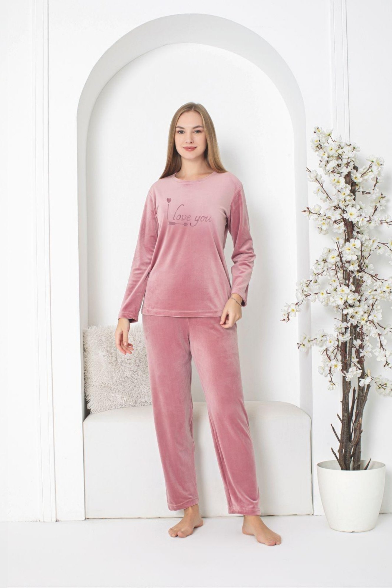 Dreamy İpeksi Kadife Kabartmalı Yazılı Kolları Büzgülü Pijama Takımı Pembe