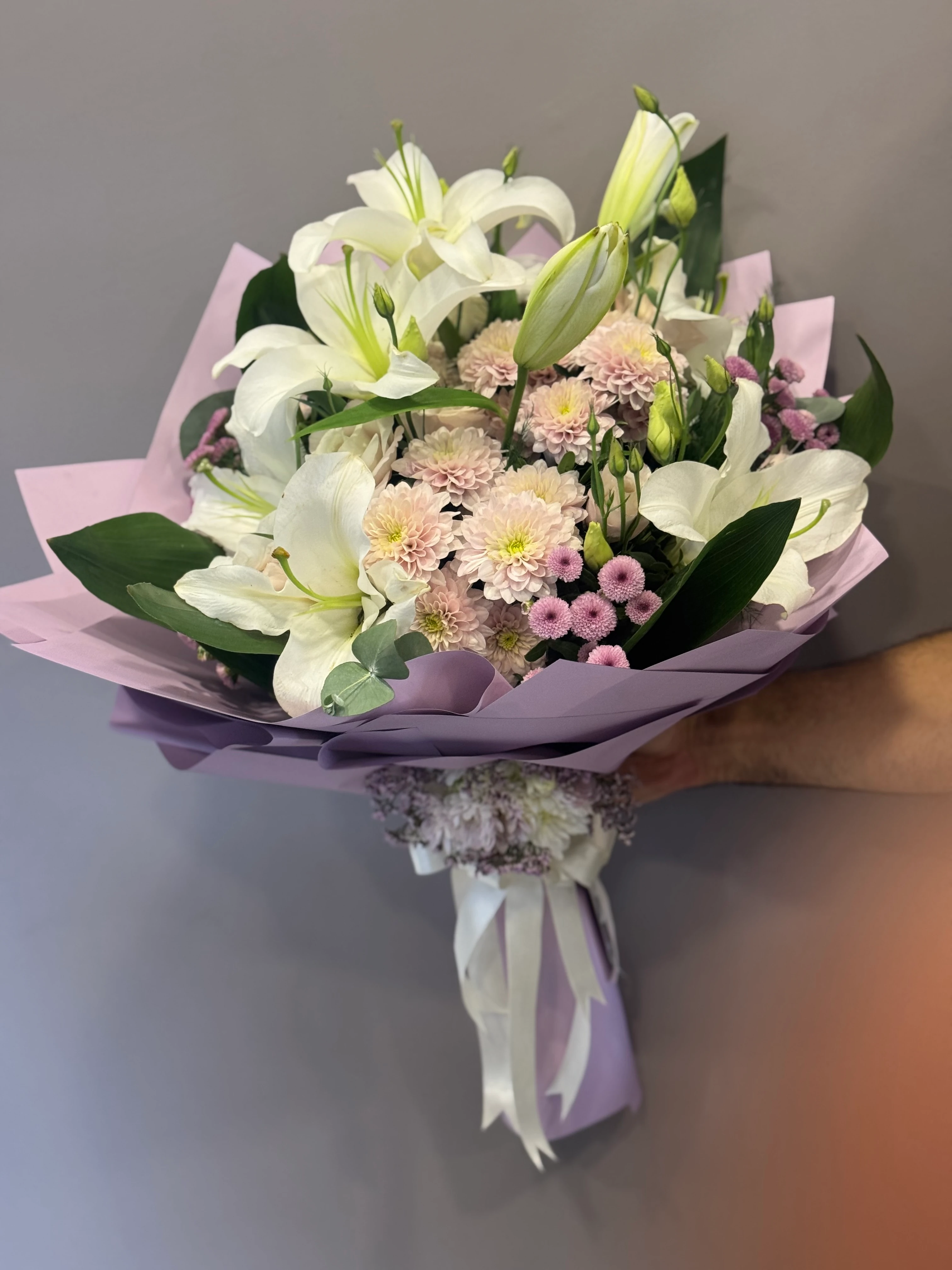 Beyaz lilyum lisyantus krizantem buketi