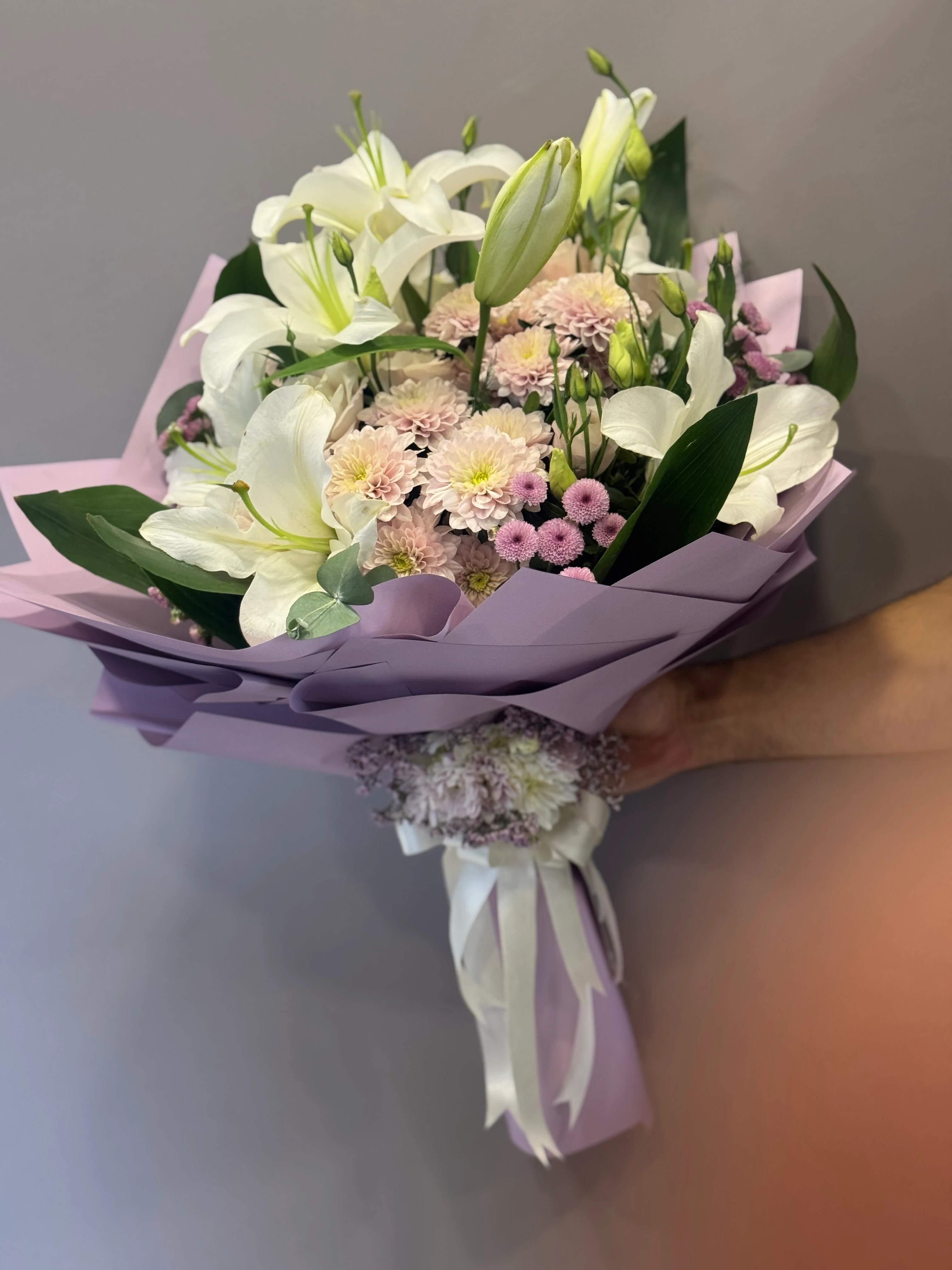 Beyaz lilyum lisyantus krizantem buketi