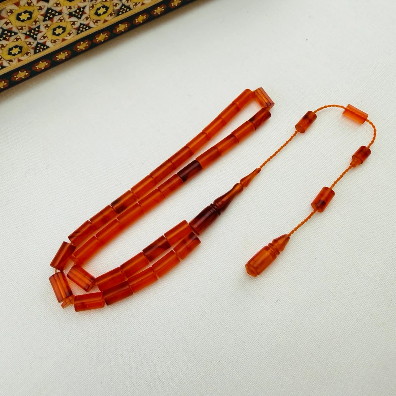 Usta İmzalı Turuncu Hareli Sıkma Kehribar Tespih | El Boyu Kesme Model