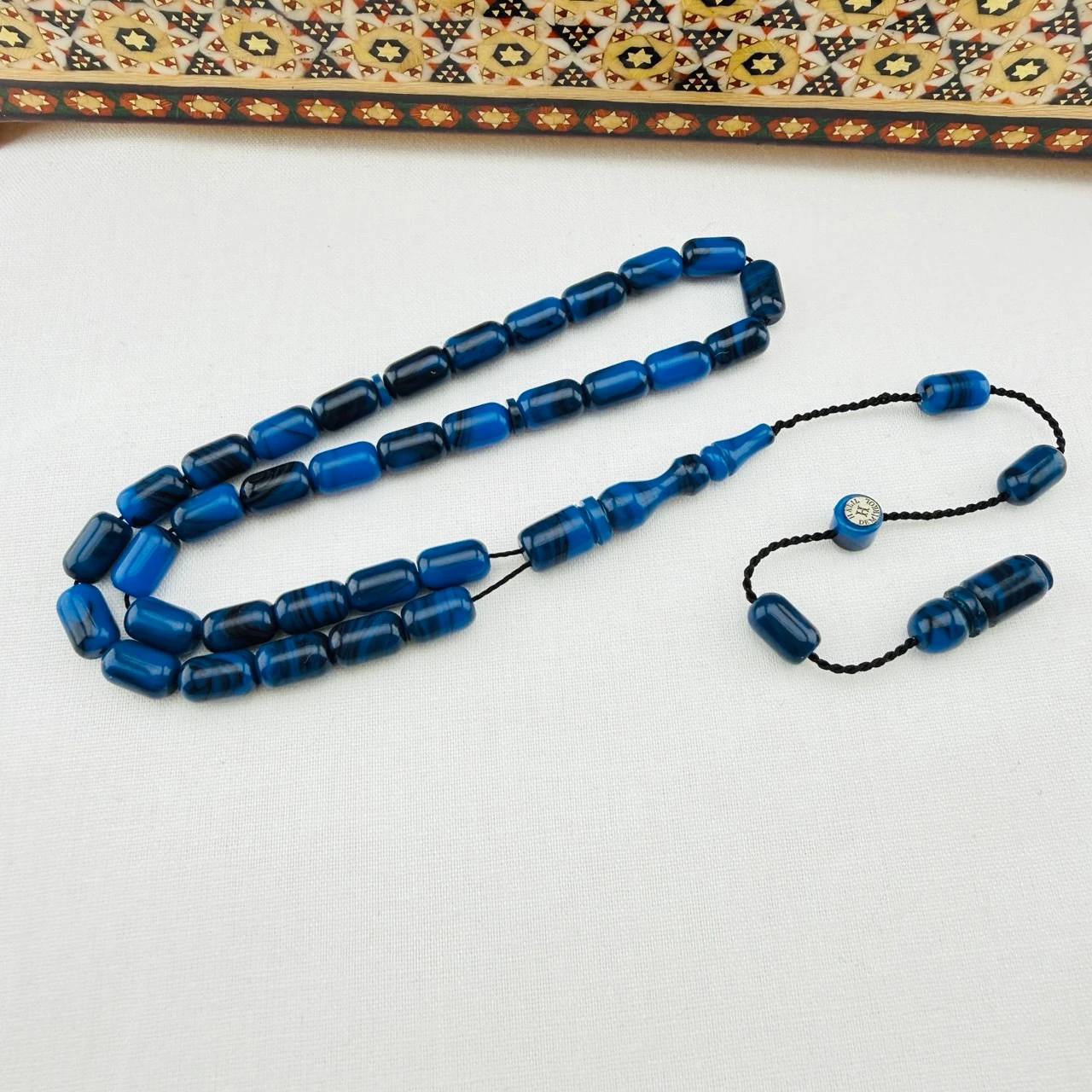 Halil Demirkol Usta İmzalı Mavi Siyah Hareli Sıkma Kehribar Tespih | El Boyu Kapsül Model