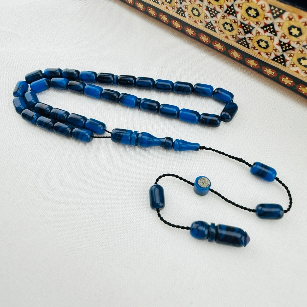 Halil Demirkol Usta İmzalı Mavi Siyah Hareli Sıkma Kehribar Tespih | El Boyu Kapsül Model