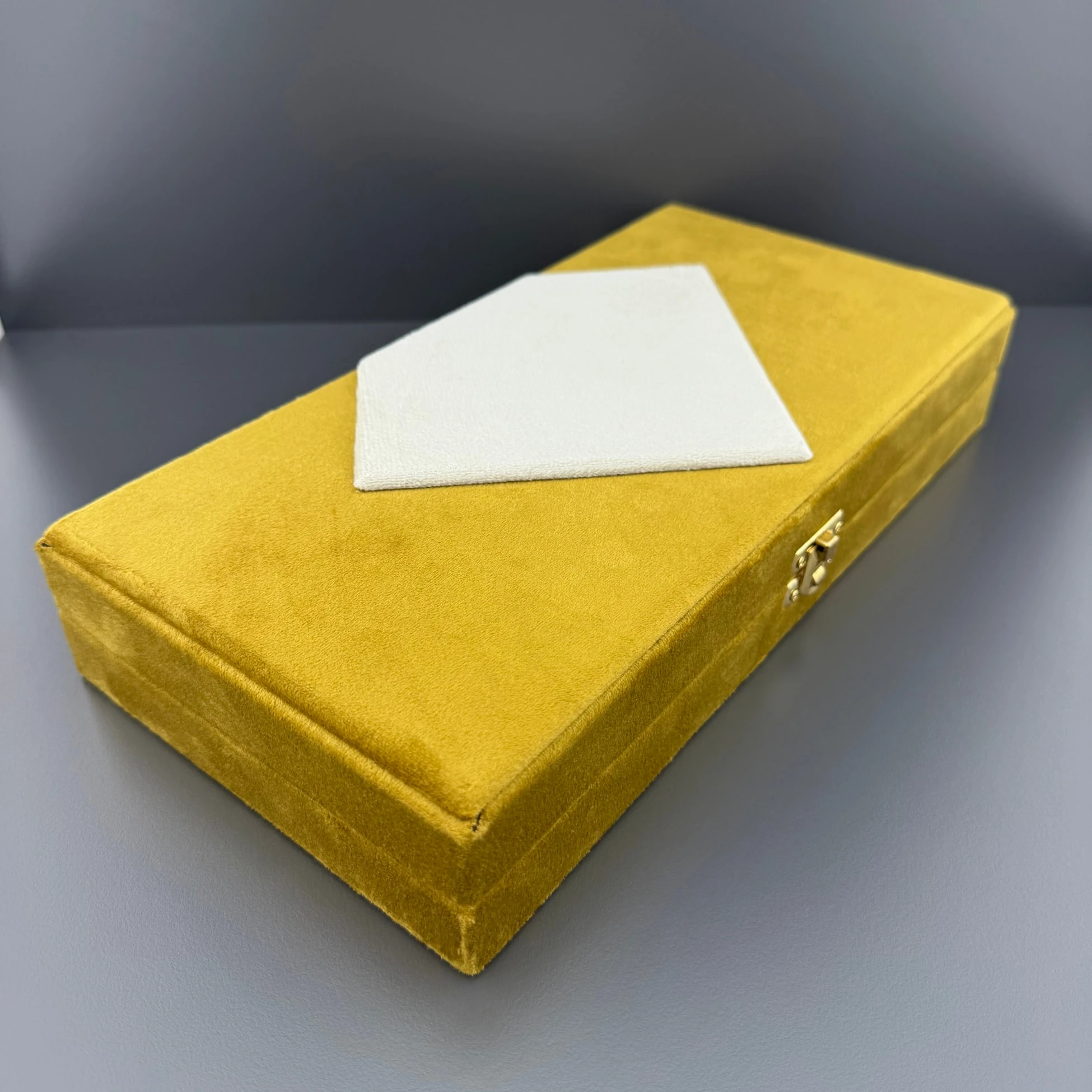 Beyaz Kabartmalı Sarı Kadife Tespih Kutusu