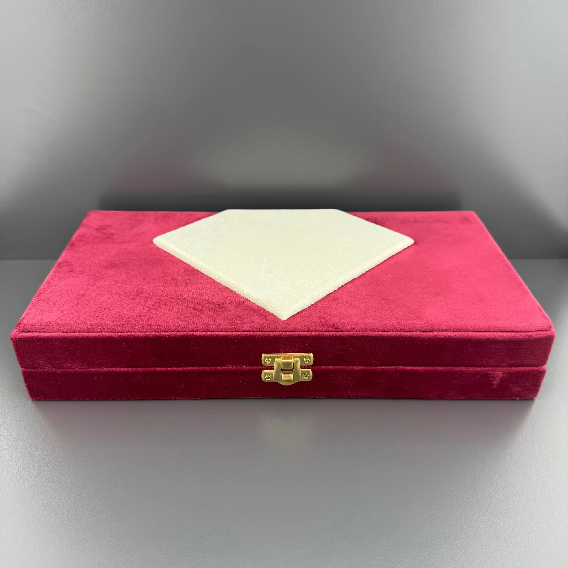 Beyaz Kabartmalı Bordo Kadife Tespih Kutusu