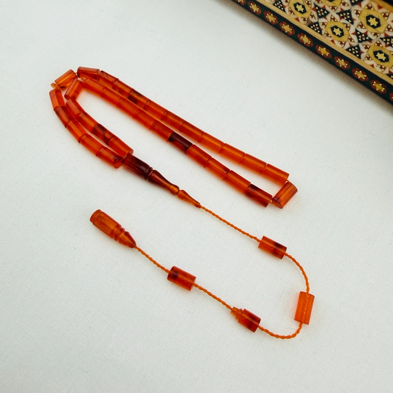 Usta İmzalı Turuncu Hareli Sıkma Kehribar Tespih | El Boyu Kesme Model