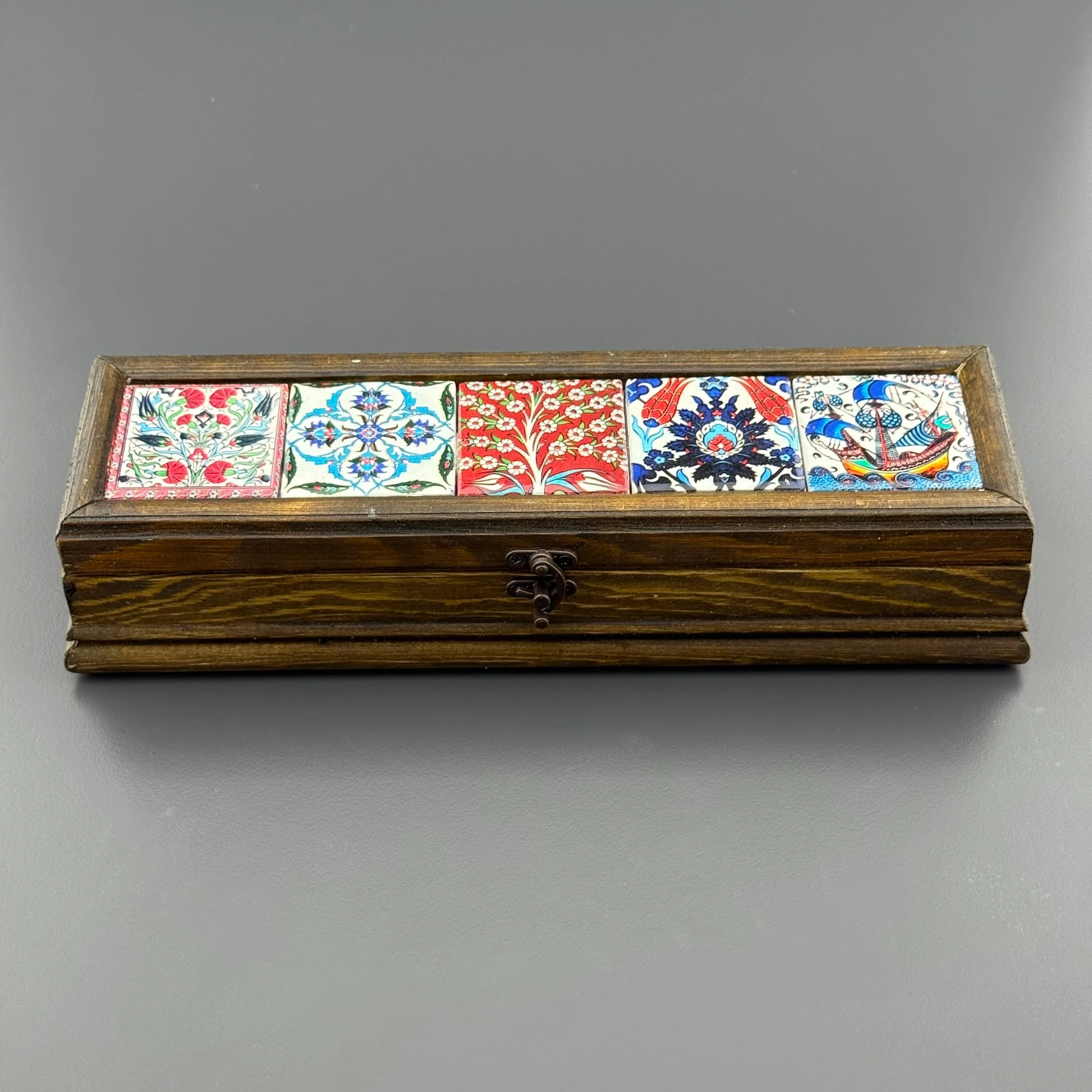 Üzeri Çini Motifli Ahşap Hediye Kutusu