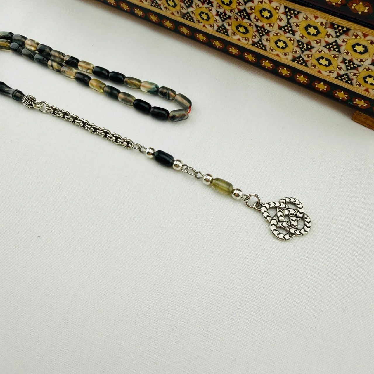 Usta İşi Koyu Gri Hareli Ateş Kehribar Tespih  Bilek Boyu ve Gümüş Püsküllü