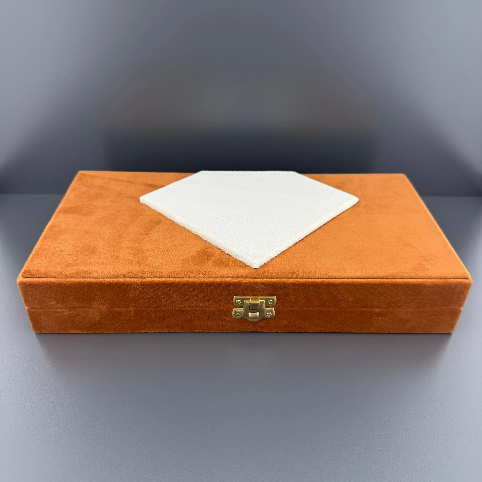 Beyaz Kabartmalı Turuncu Kadife Tespih Kutusu