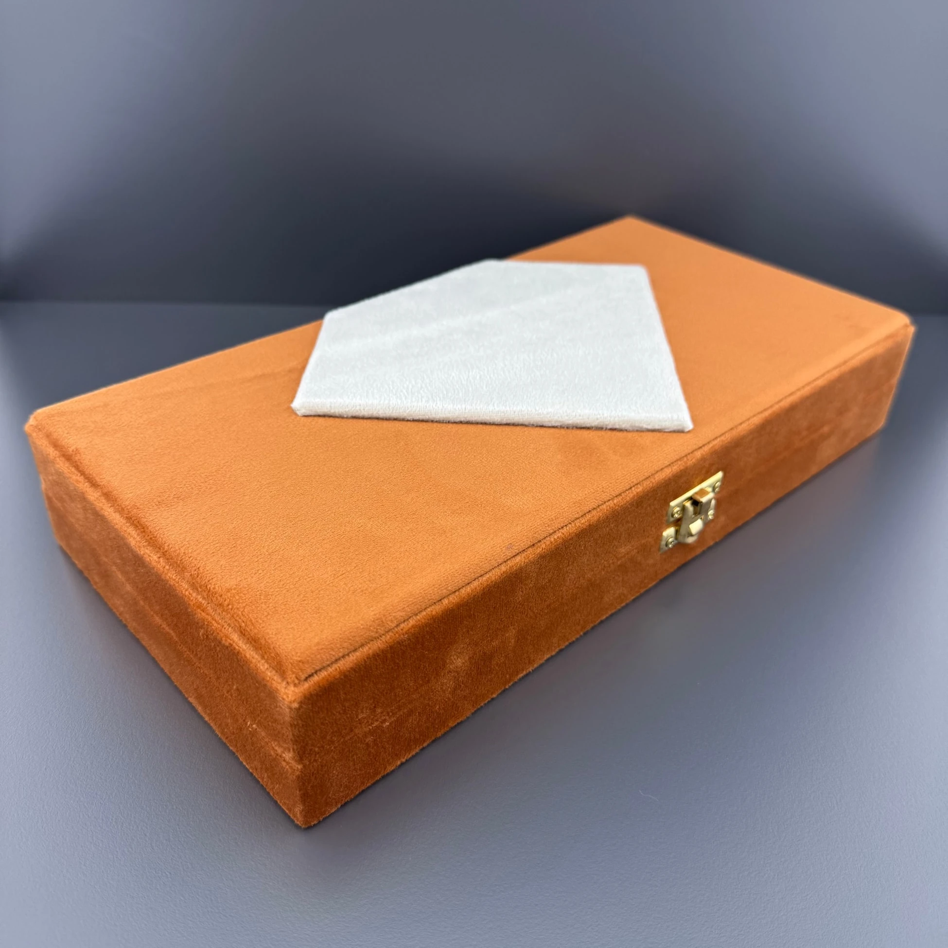 Beyaz Kabartmalı Turuncu Kadife Tespih Kutusu