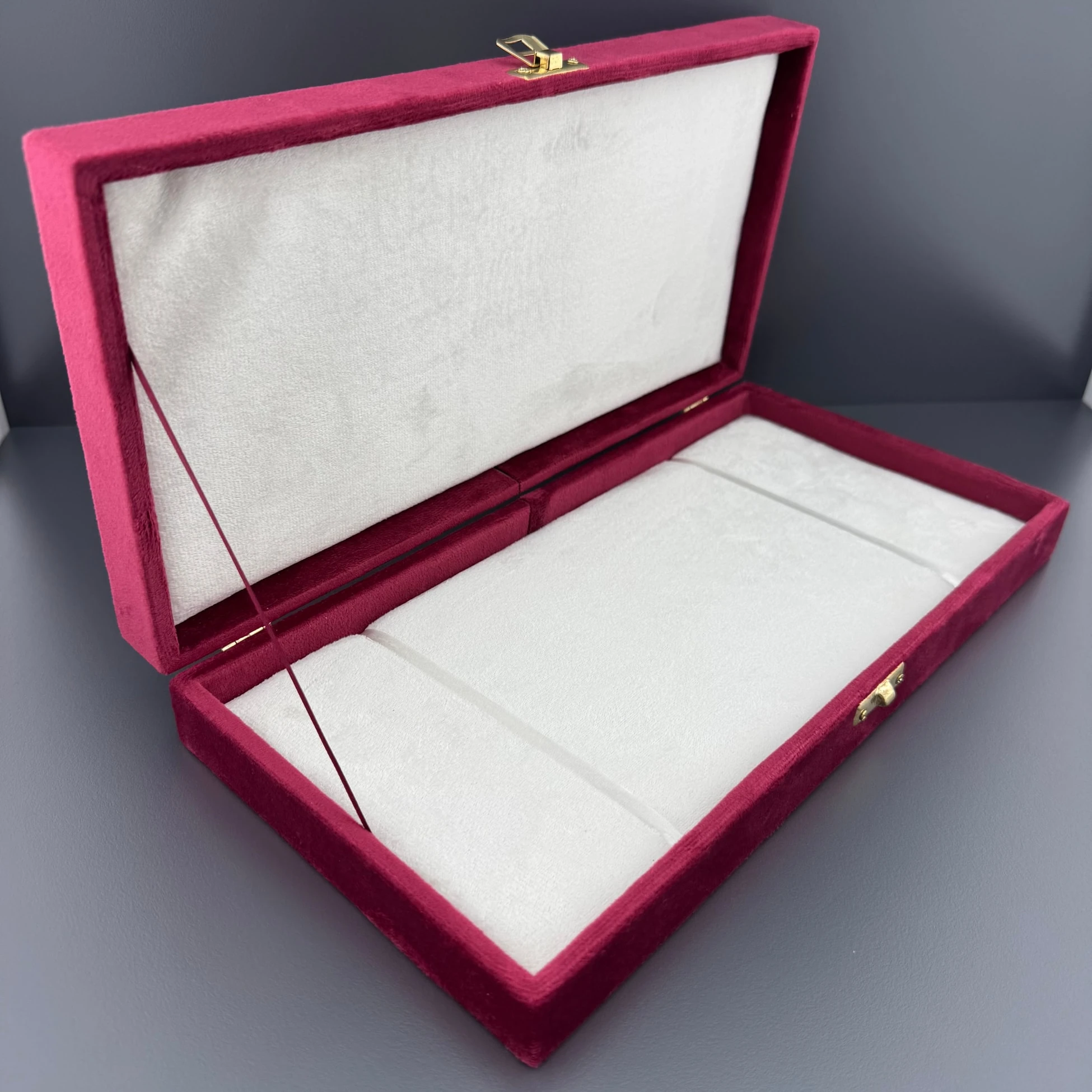 Beyaz Kabartmalı Bordo Kadife Tespih Kutusu