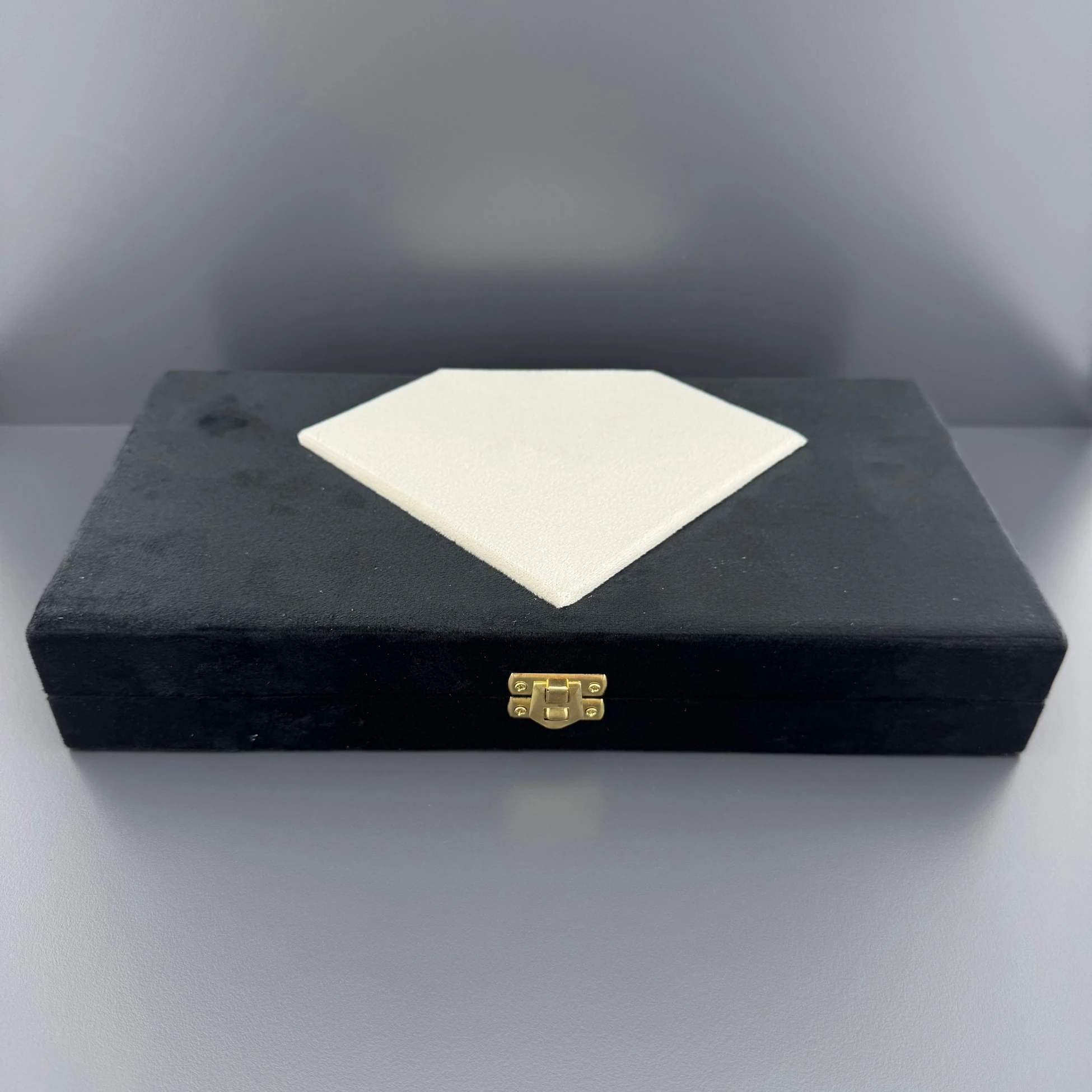 Beyaz Kabartmalı Siyah Kadife Tespih Kutusu