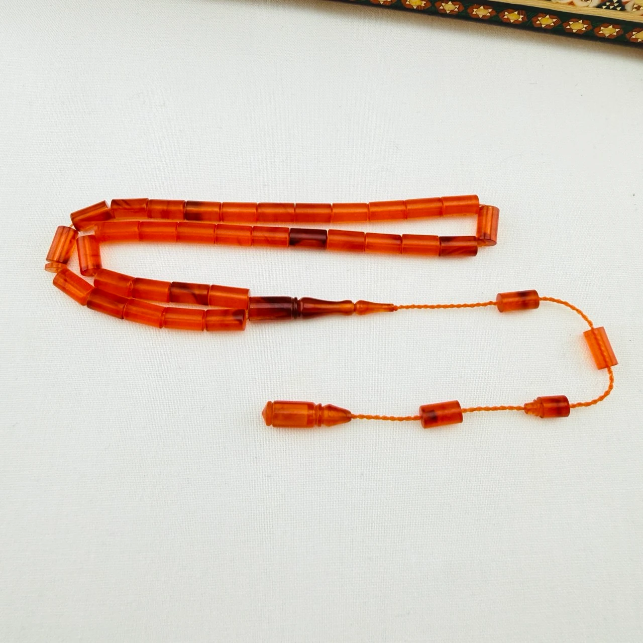 Usta İmzalı Turuncu Hareli Sıkma Kehribar Tespih | El Boyu Kesme Model