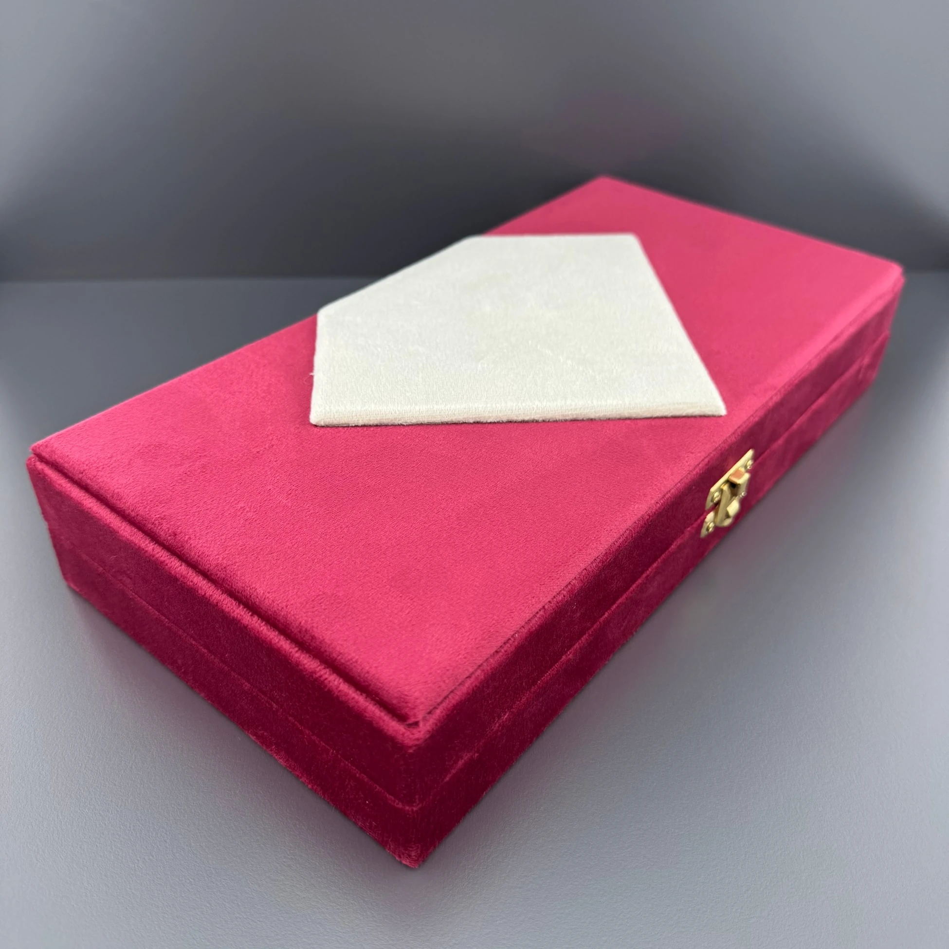 Beyaz Kabartmalı Bordo Kadife Tespih Kutusu