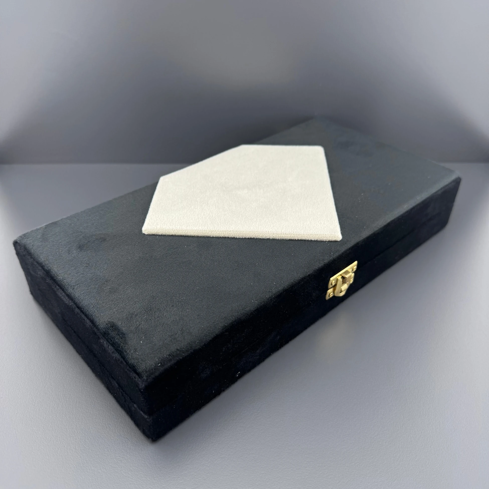 Beyaz Kabartmalı Siyah Kadife Tespih Kutusu