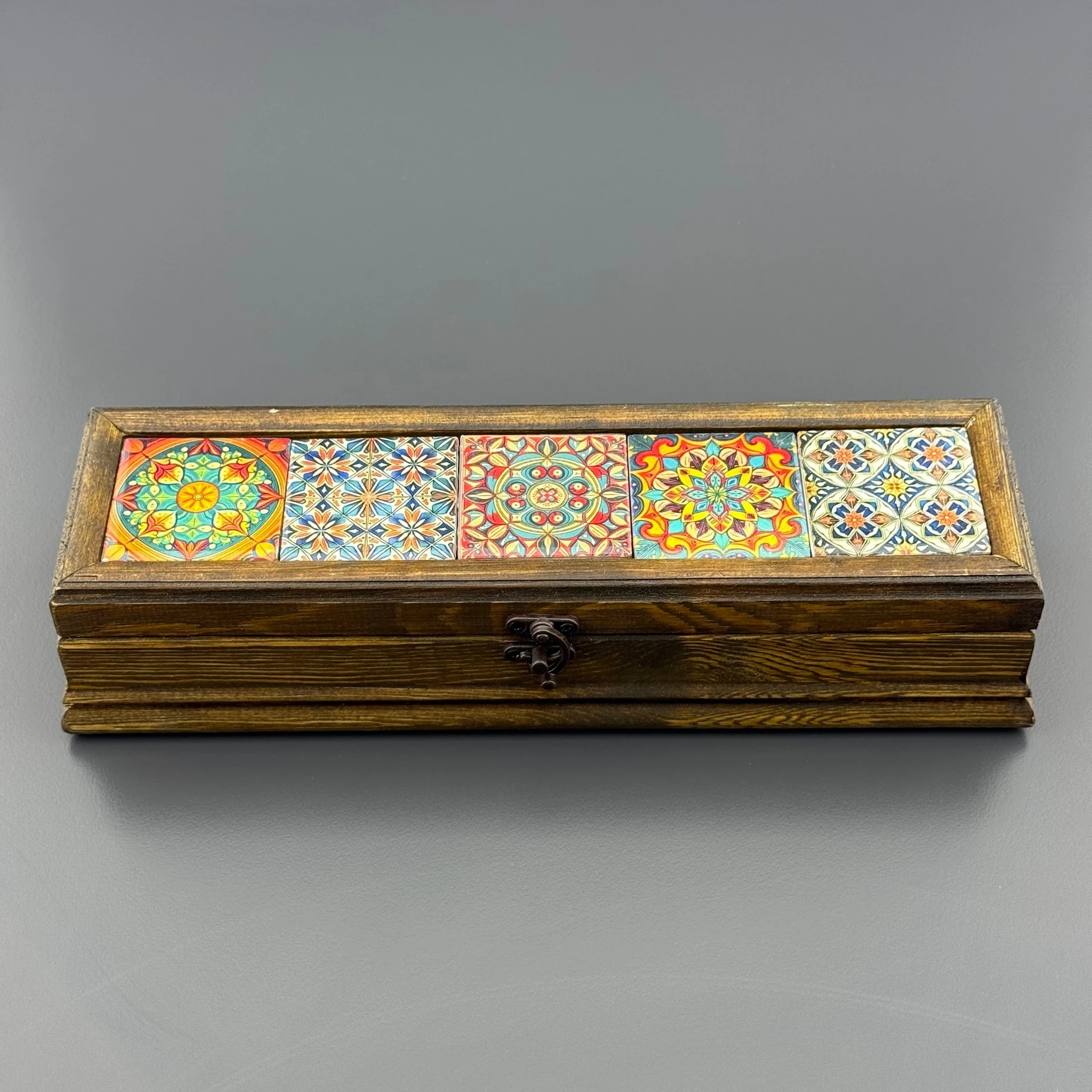 Üzeri Çini Motifli Ahşap Hediye Kutusu