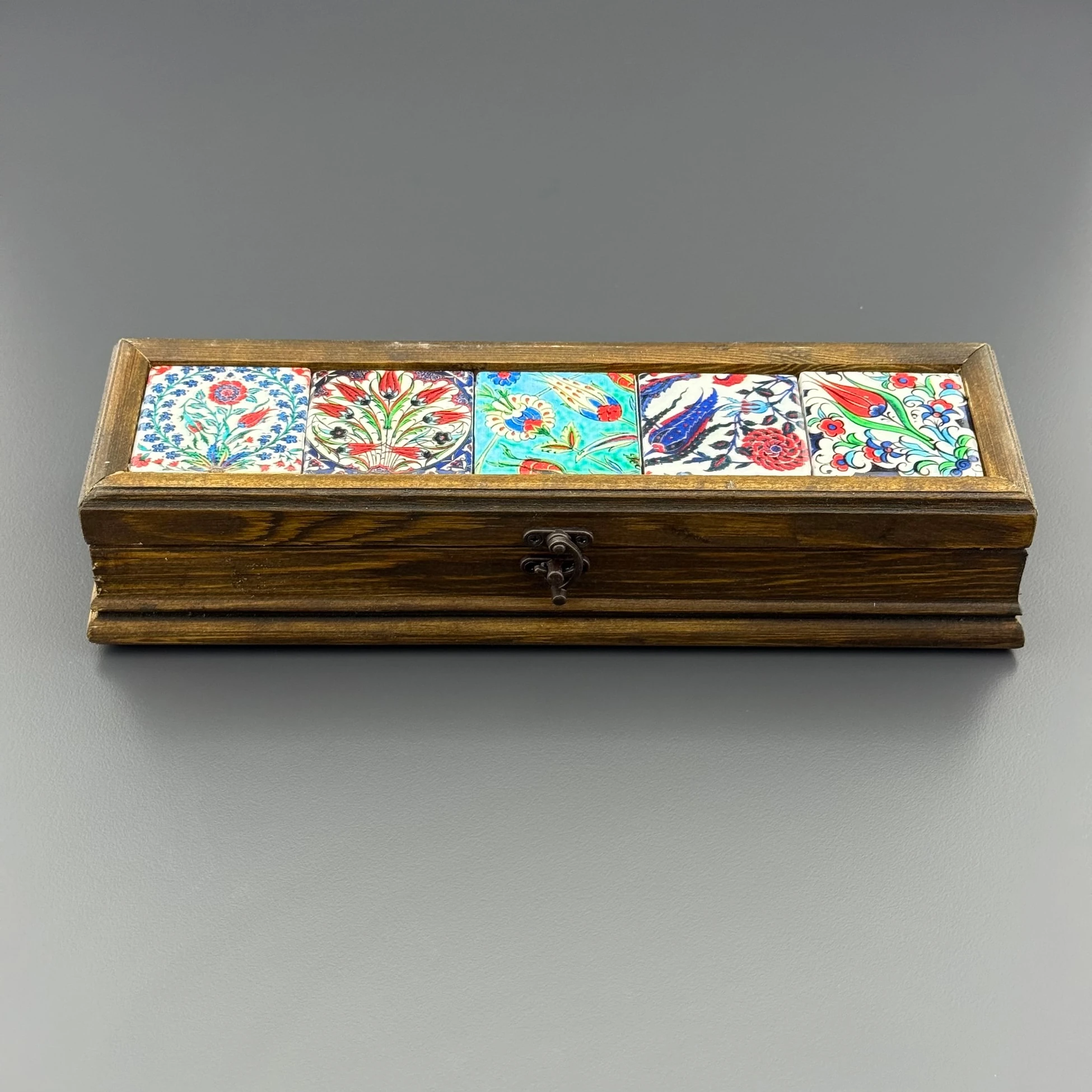 Üzeri Çini Motifli Ahşap Hediye Kutusu