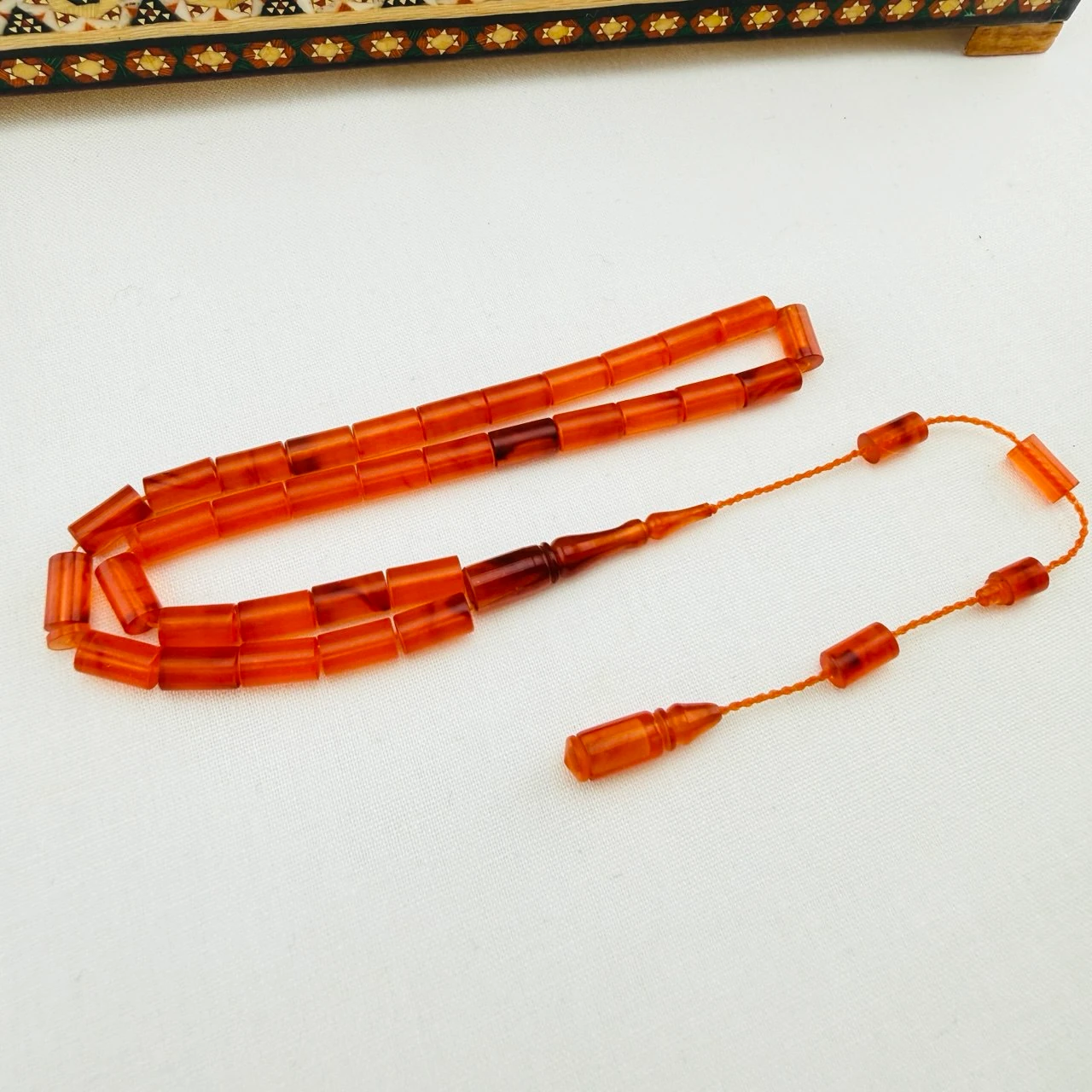 Usta İmzalı Turuncu Hareli Sıkma Kehribar Tespih | El Boyu Kesme Model