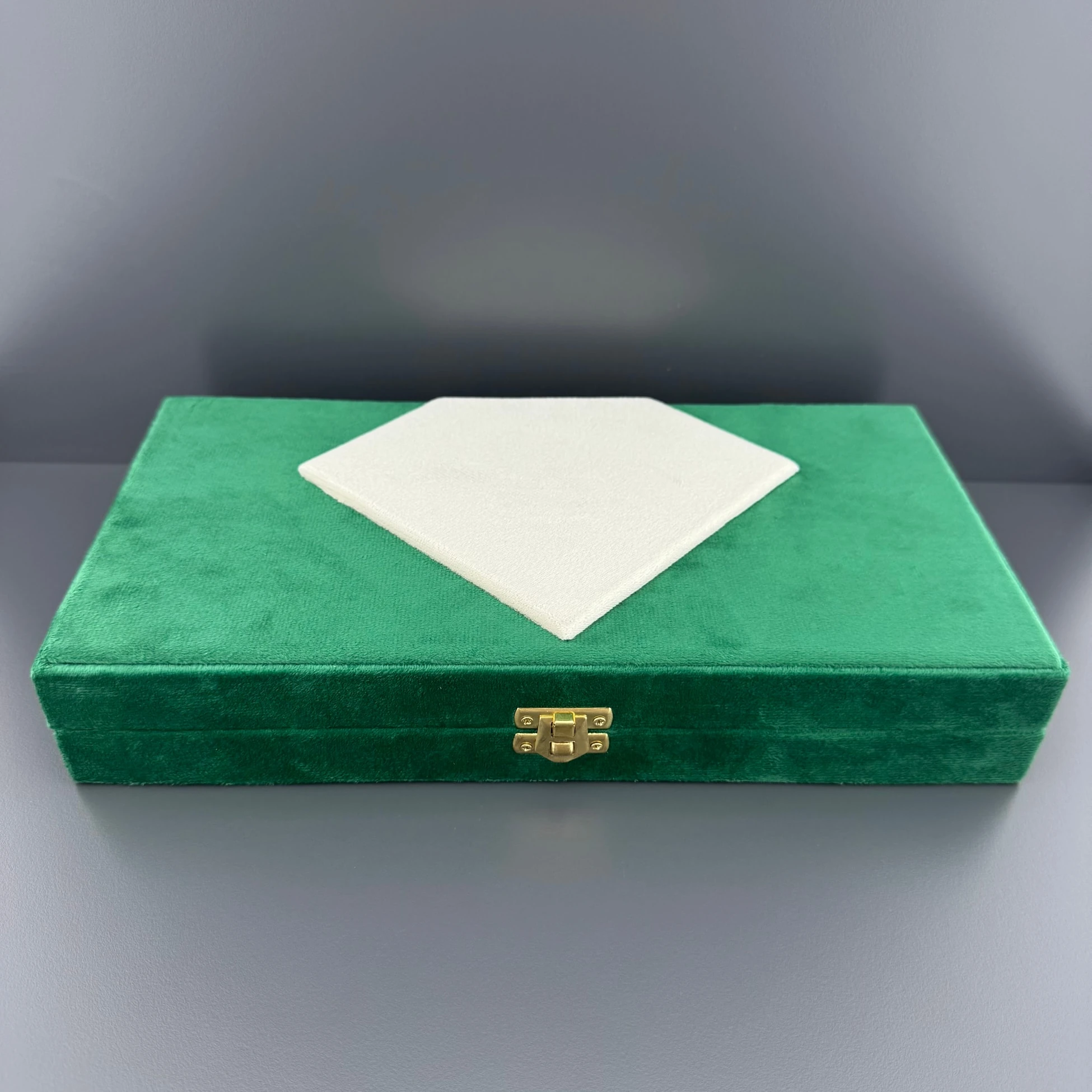Beyaz Kabartmalı Yeşil Kadife Tespih Kutusu