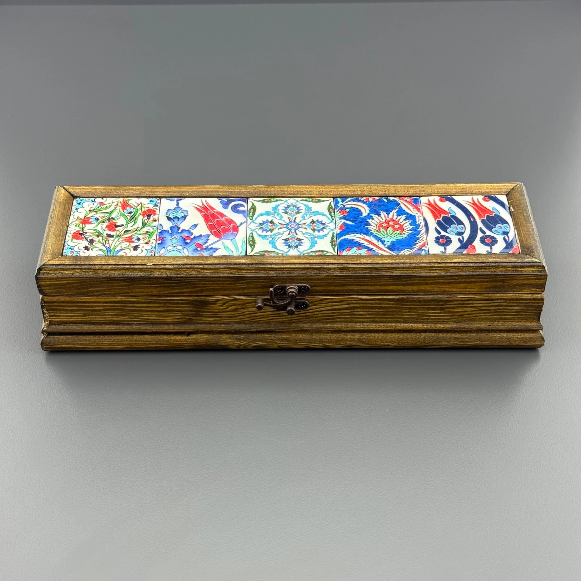 Üzeri Çini Motifli Ahşap Hediye Kutusu