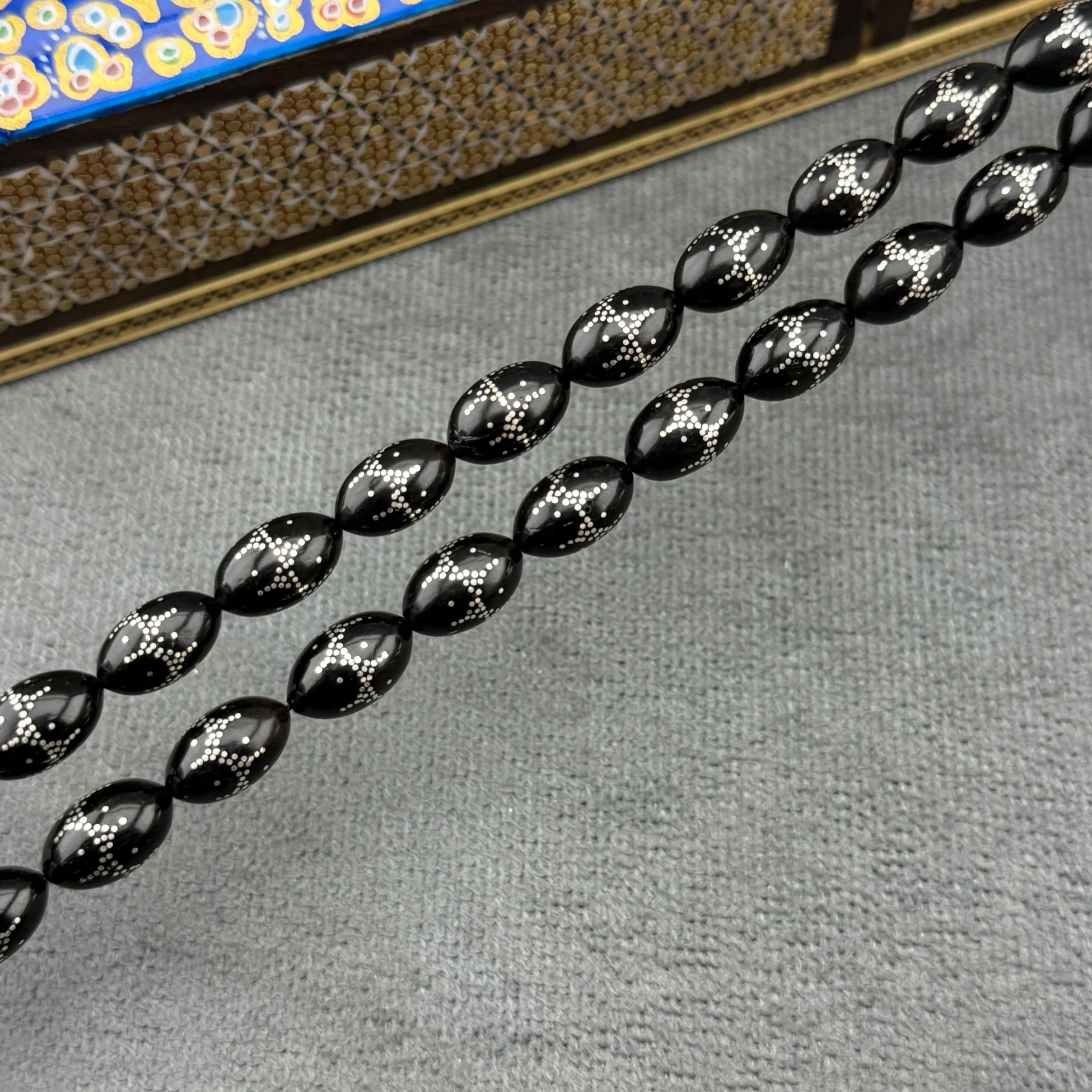 Usta İşçilikli Abanoz Üzerine Gümüş Çakımlı Tespih