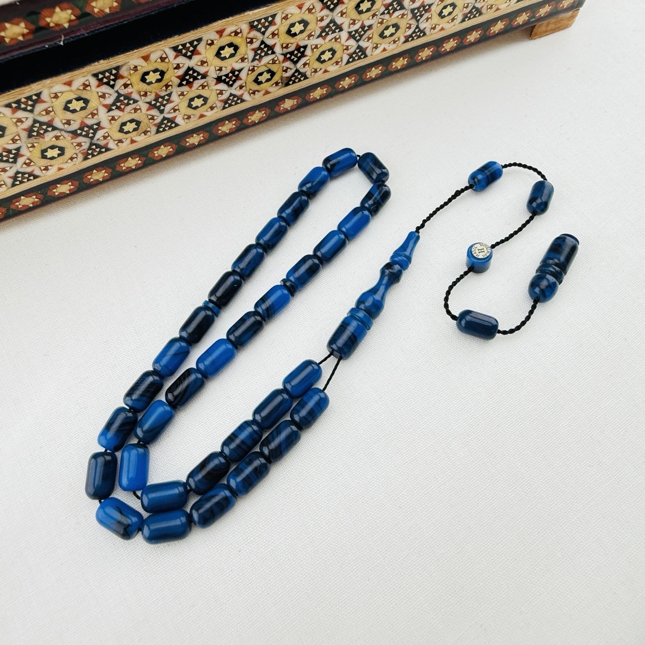 Halil Demirkol Usta İmzalı Mavi Siyah Hareli Sıkma Kehribar Tespih | El Boyu Kapsül Model