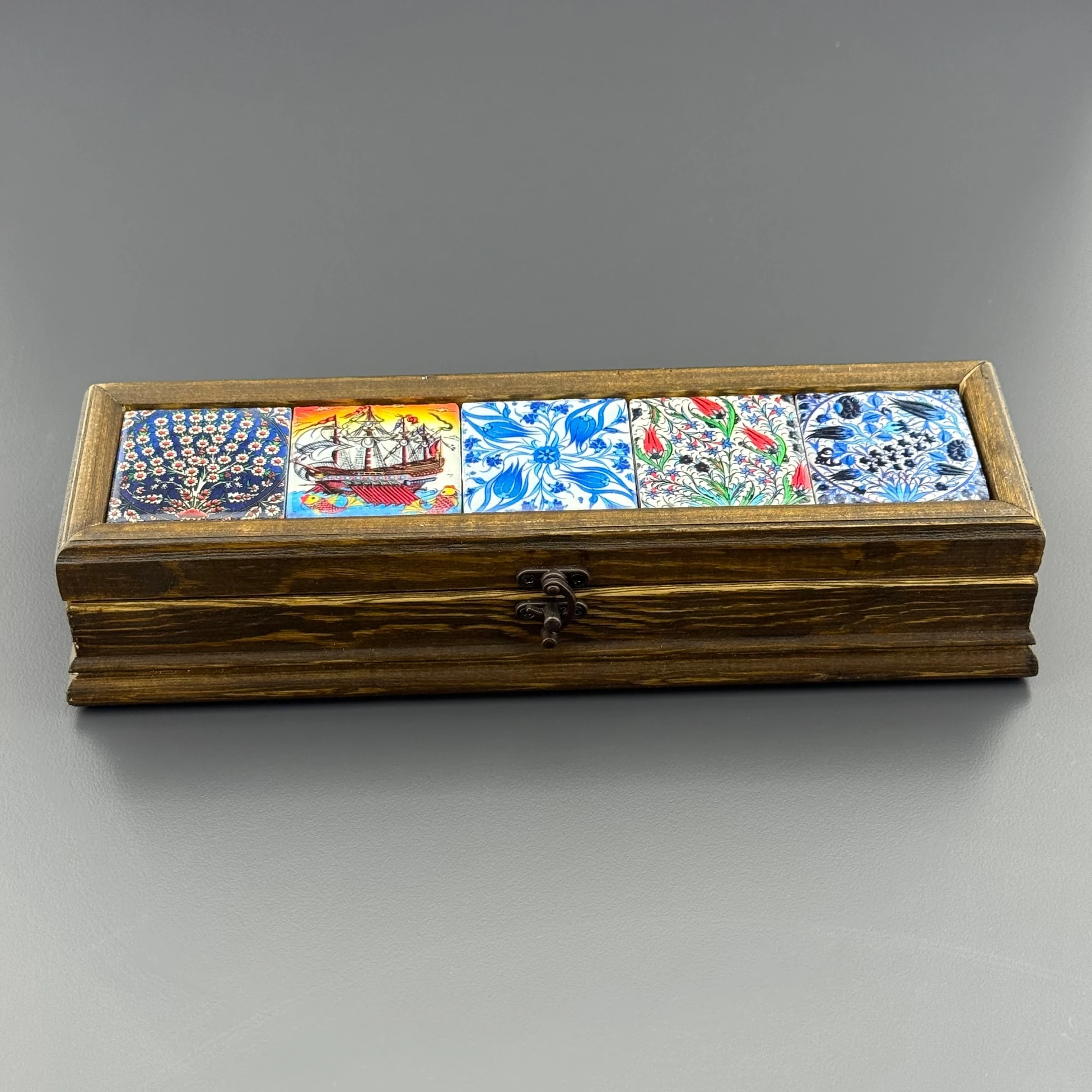 Üzeri Çini Motifli Ahşap Hediye Kutusu