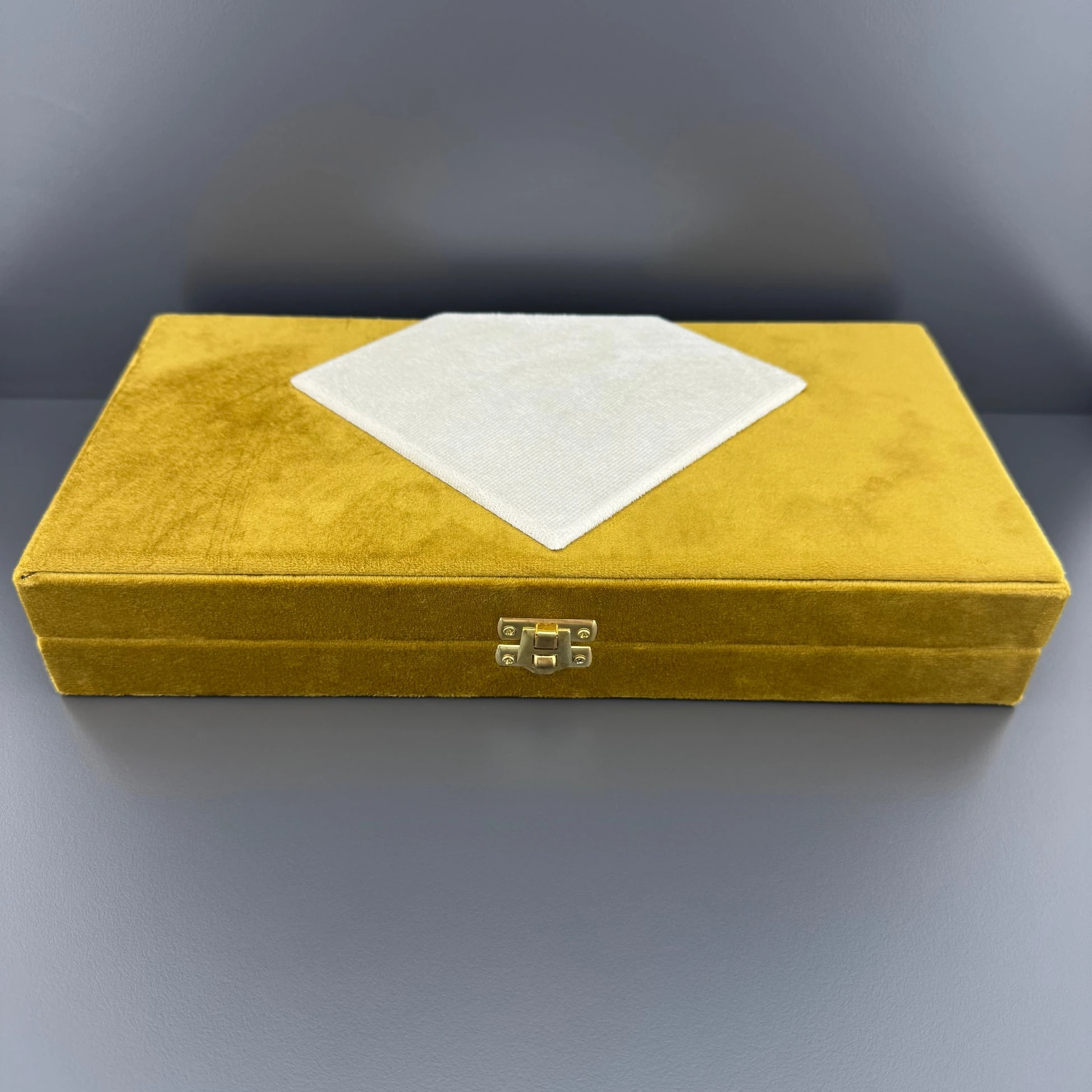 Beyaz Kabartmalı Sarı Kadife Tespih Kutusu