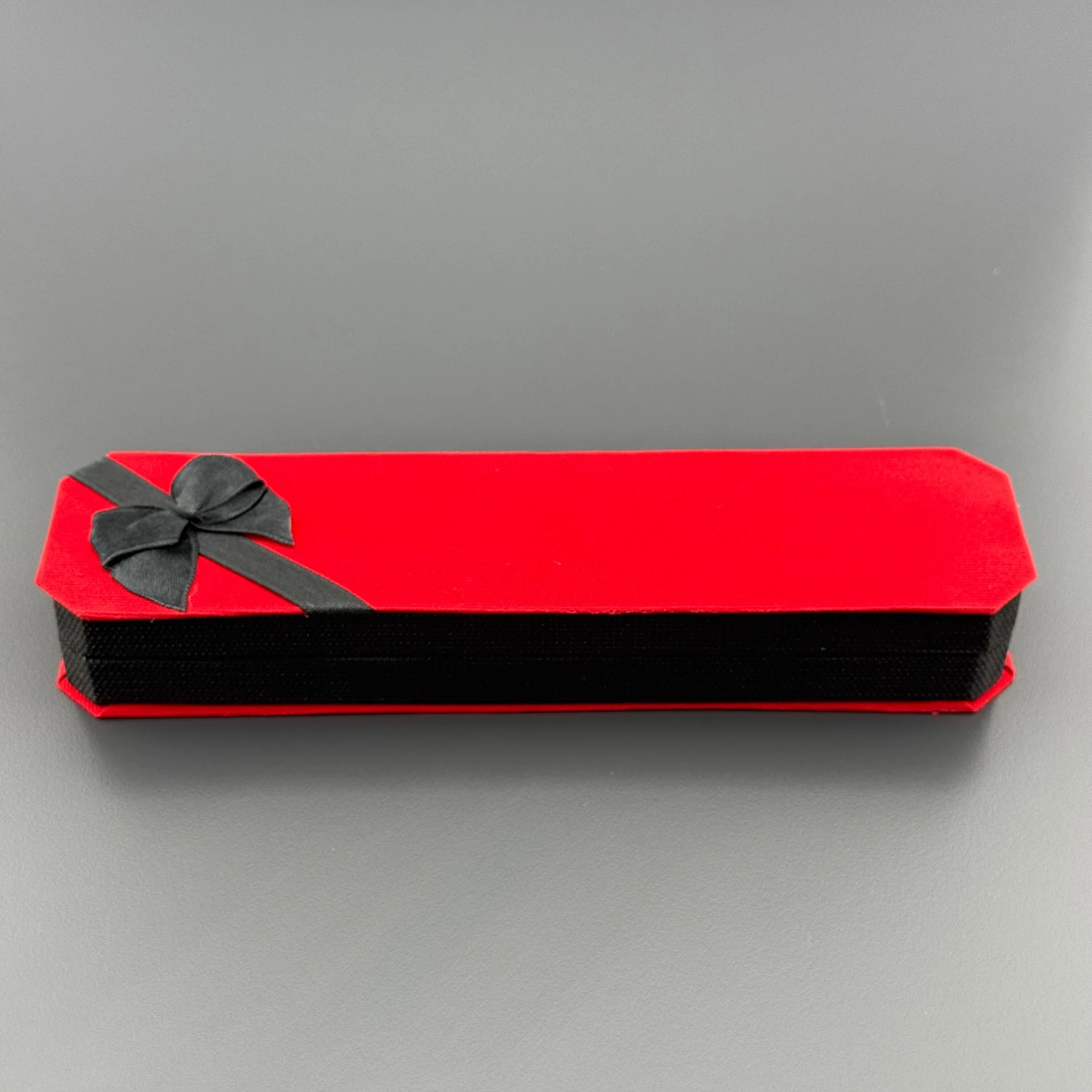 Kurdele Detaylı Kırmızı Kadife Tesbih Kutusu