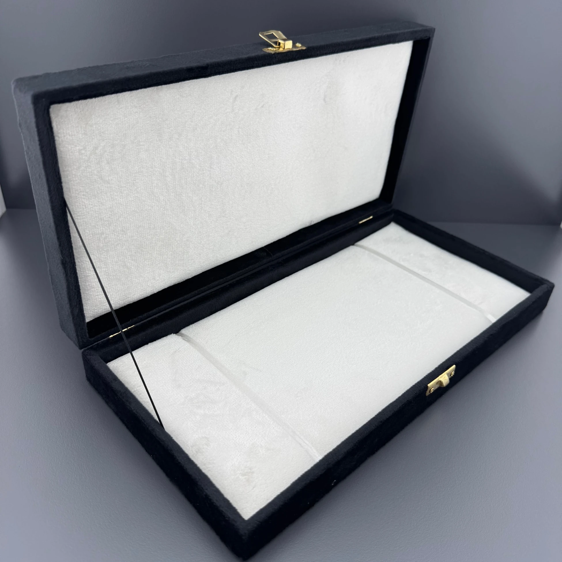 Beyaz Kabartmalı Siyah Kadife Tespih Kutusu